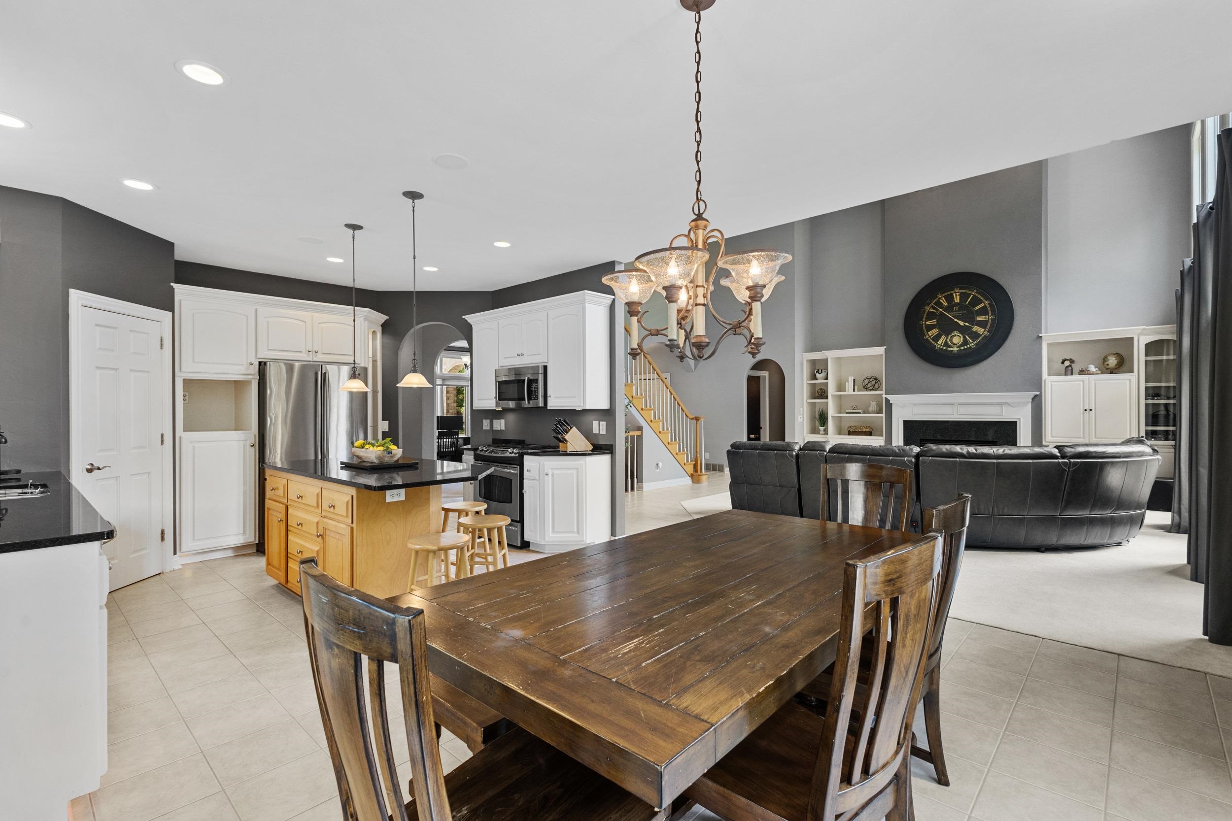 236 E THORNBROOK Lane