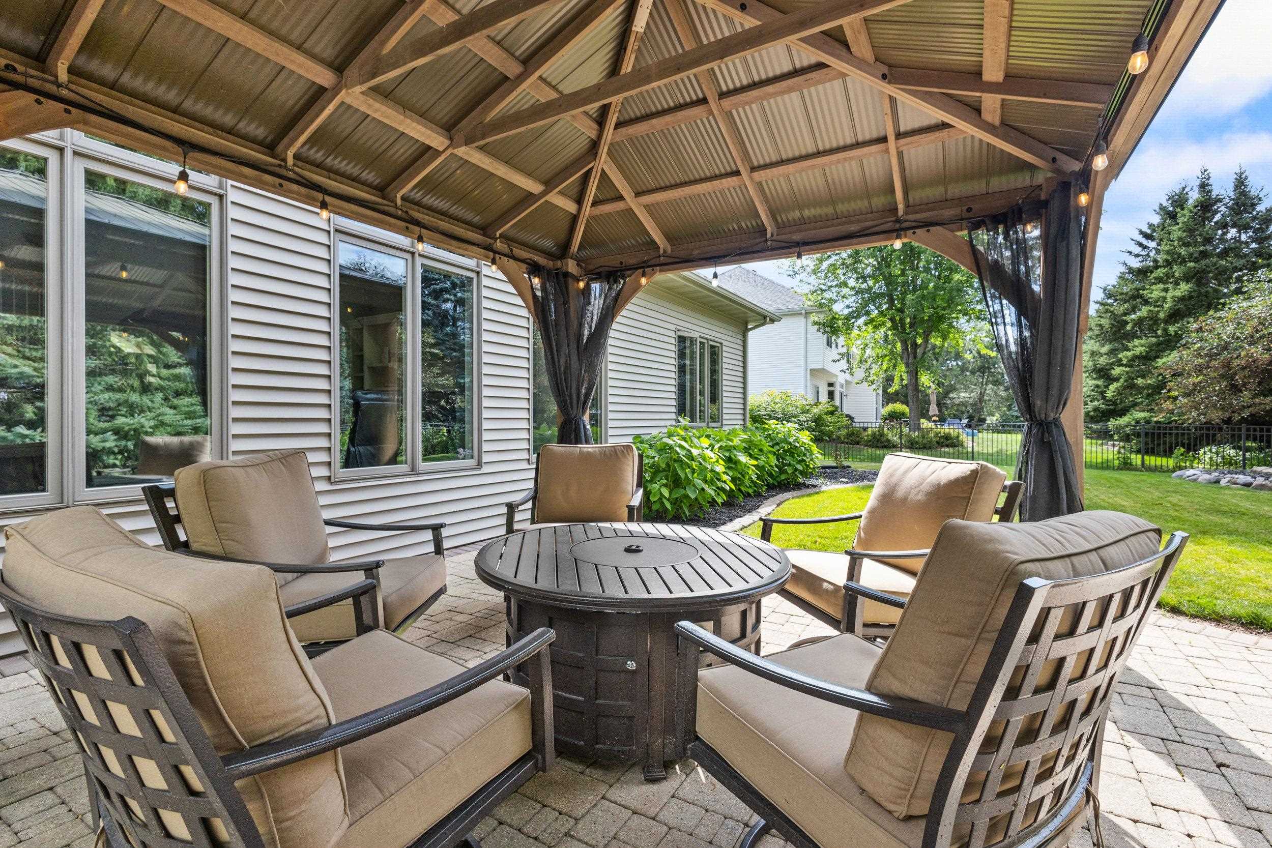 236 E THORNBROOK Lane