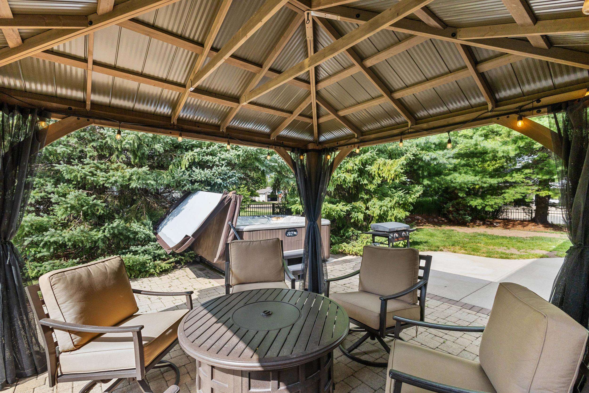 236 E THORNBROOK Lane