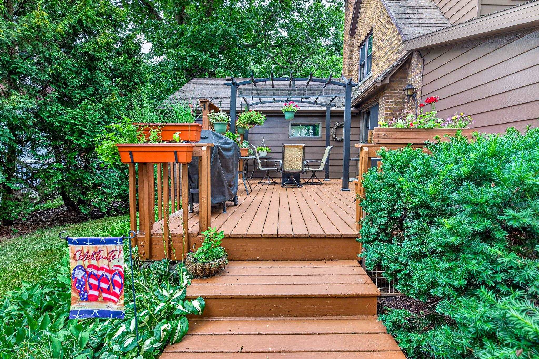 817 SPRING Street
