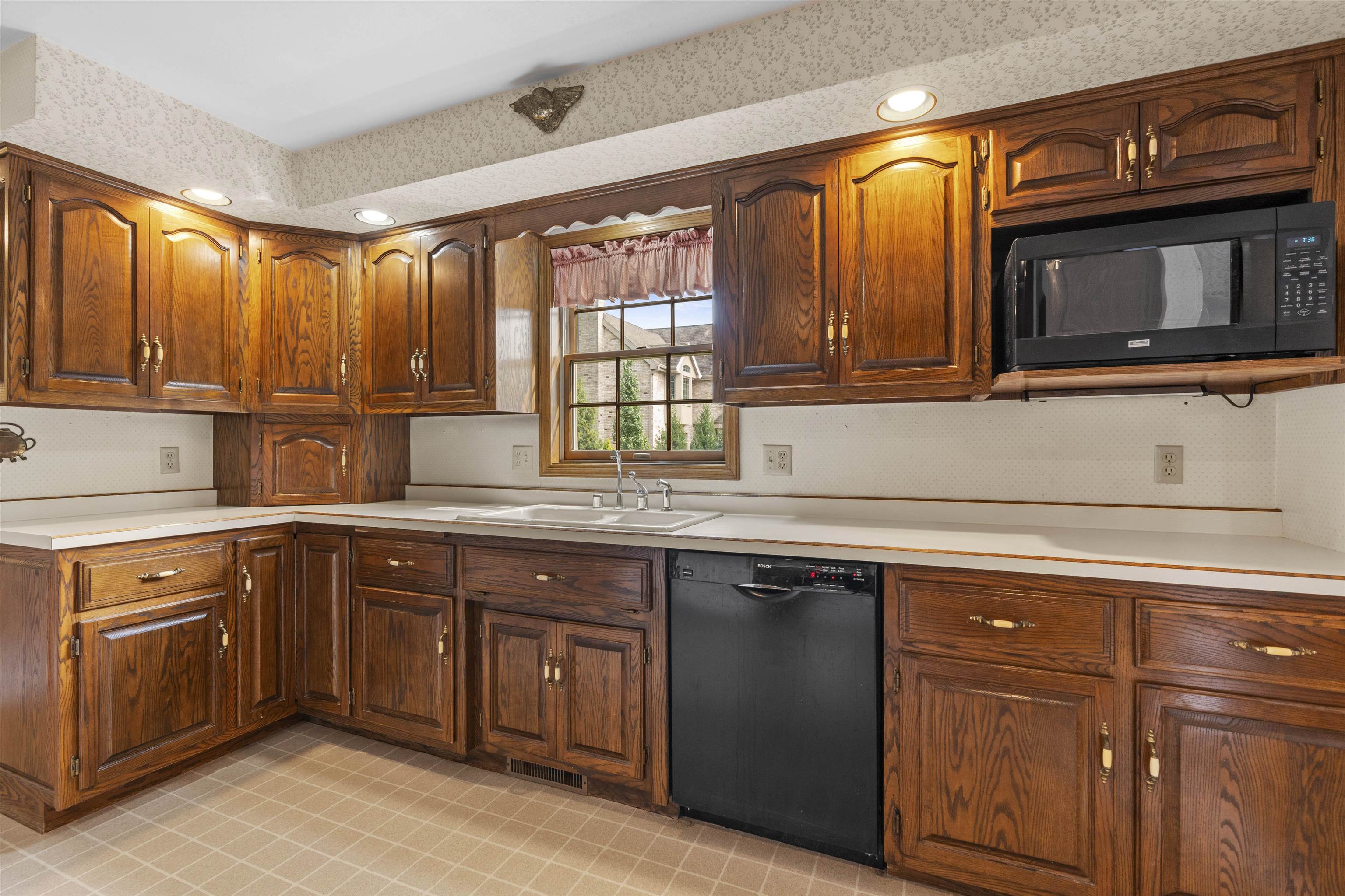 609 SCARLET OAK Court