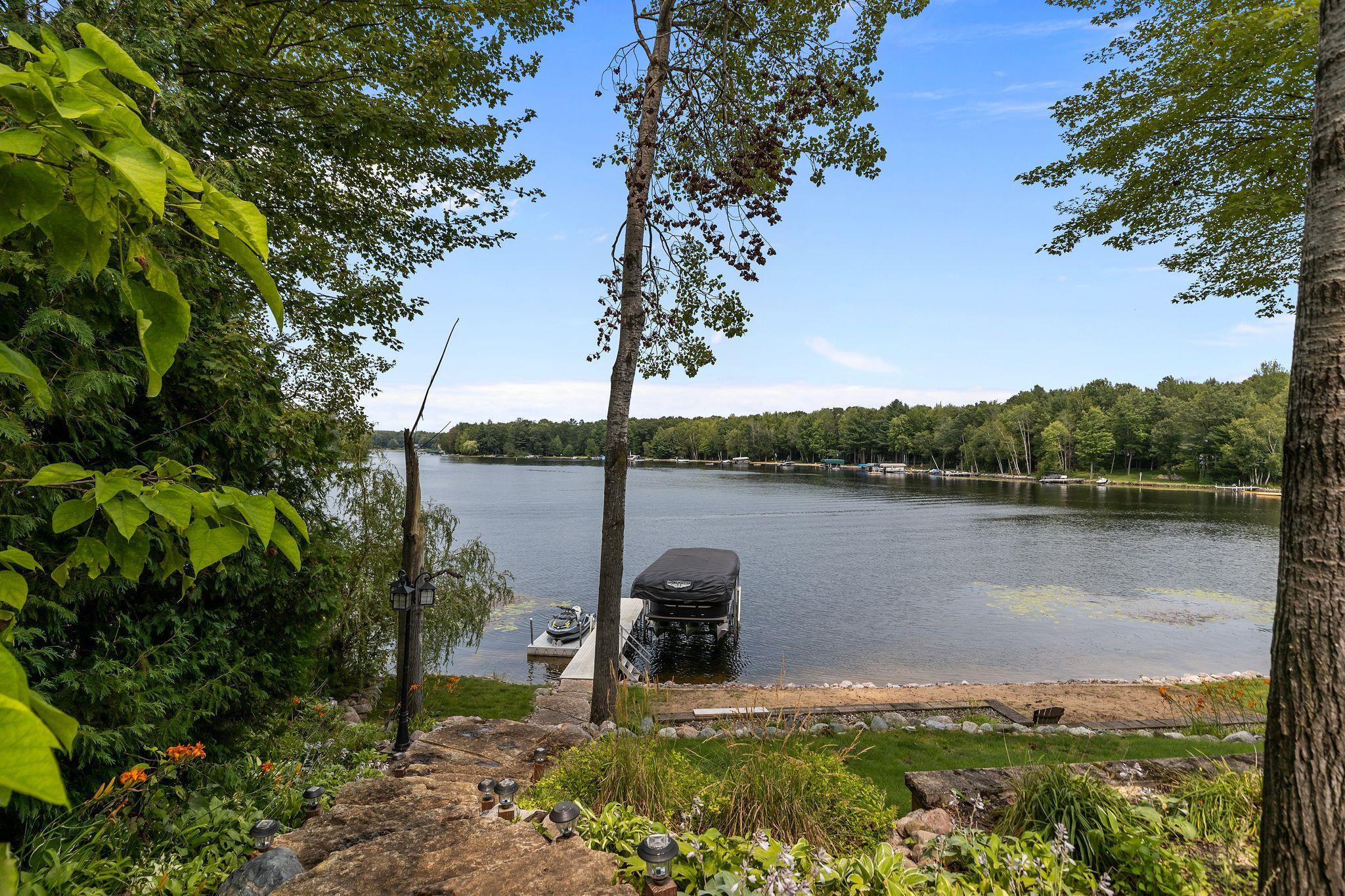 N1539 SILVER CANOE Road