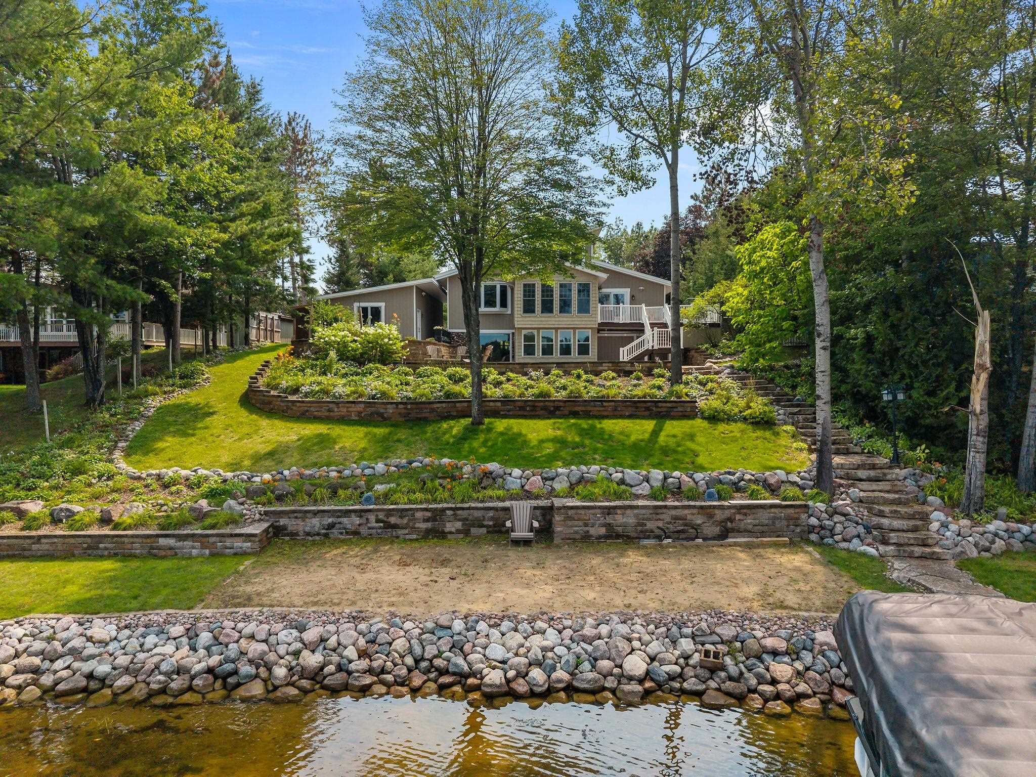 N1539 SILVER CANOE Road