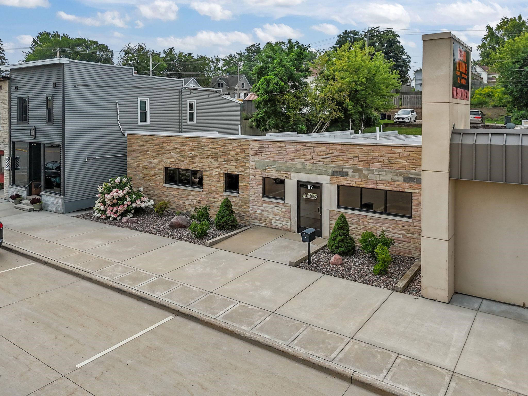 117 W 3RD Street