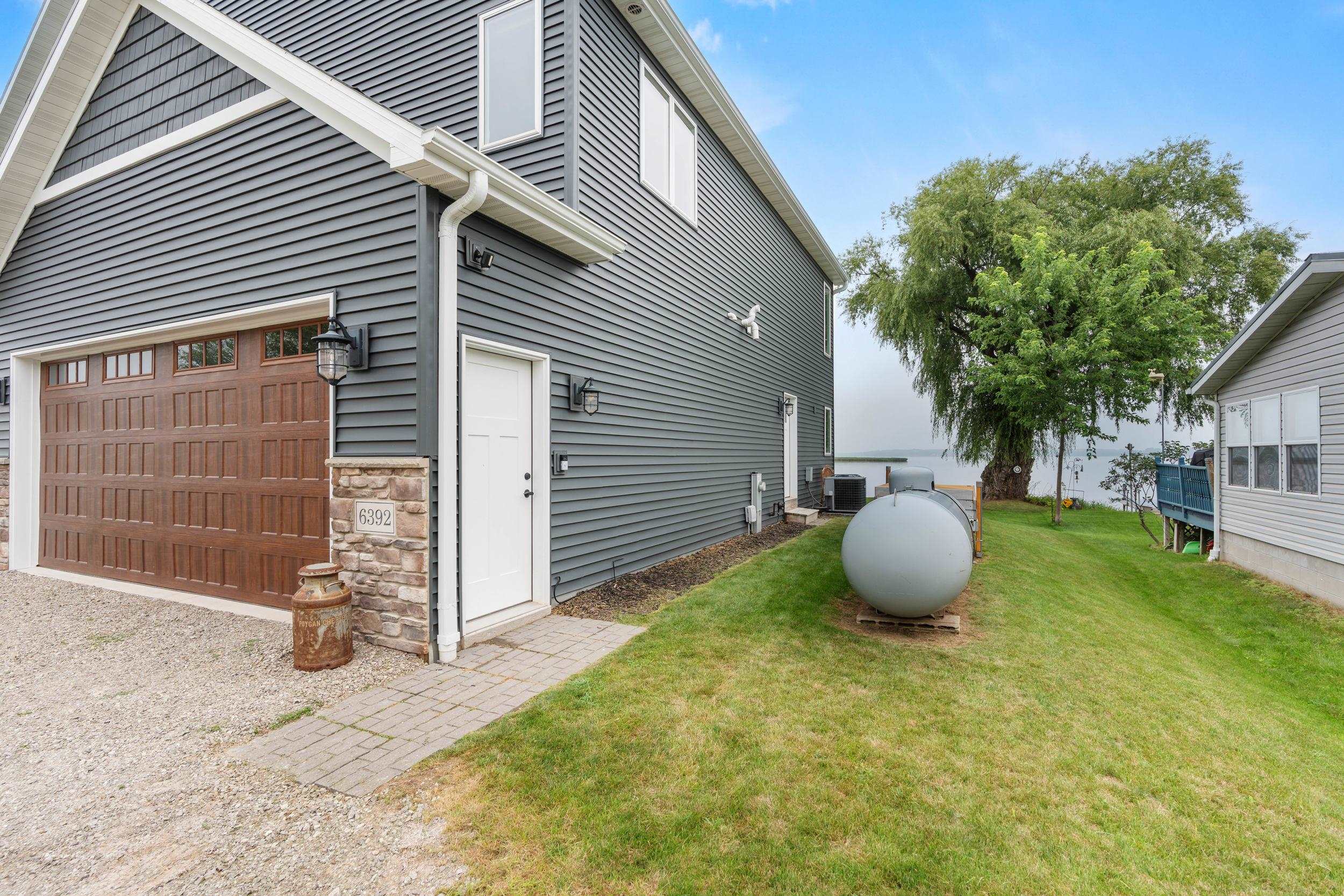 6392 LAKESHORE Road