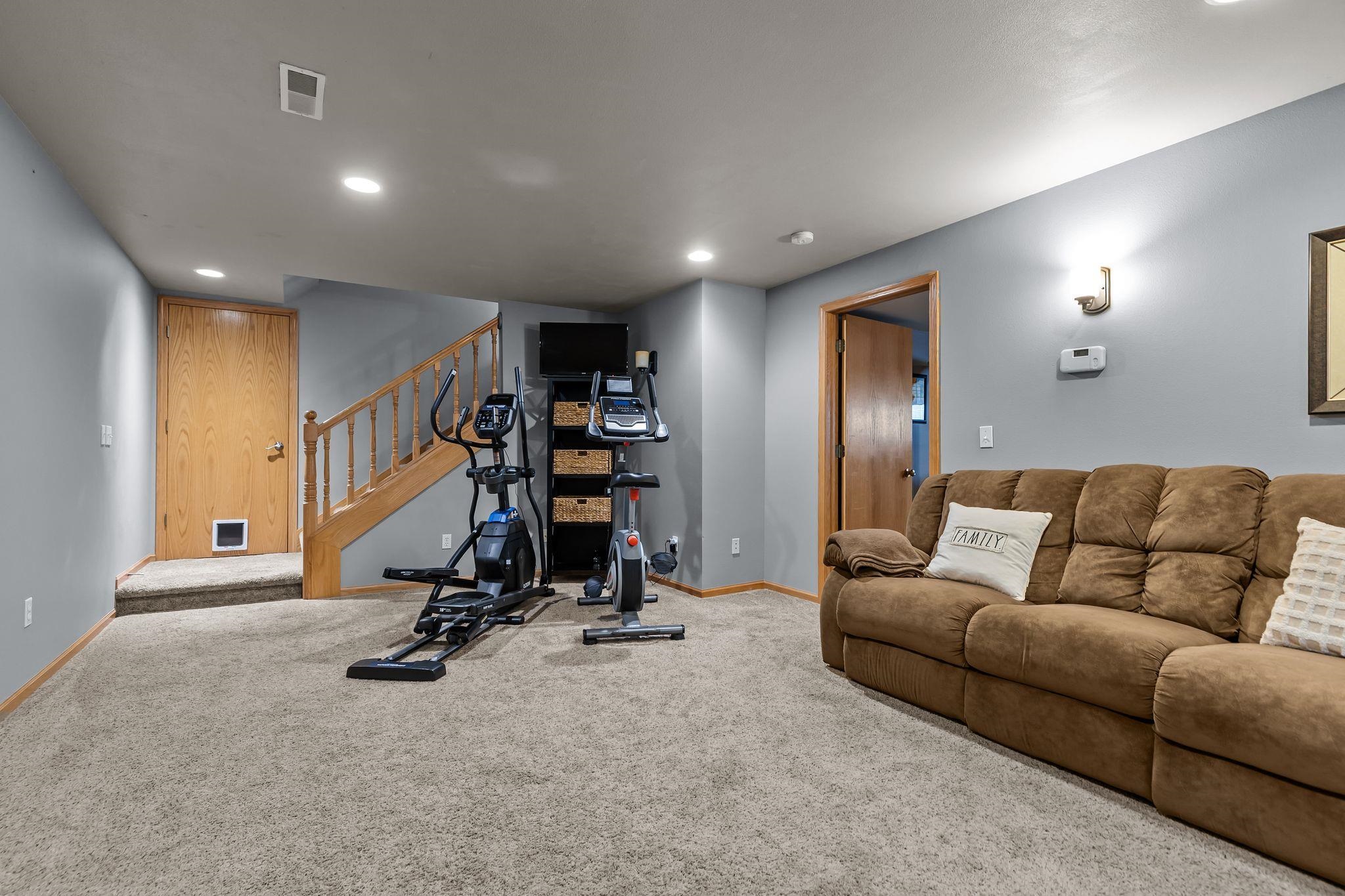 3023 E GREENLEAF Drive