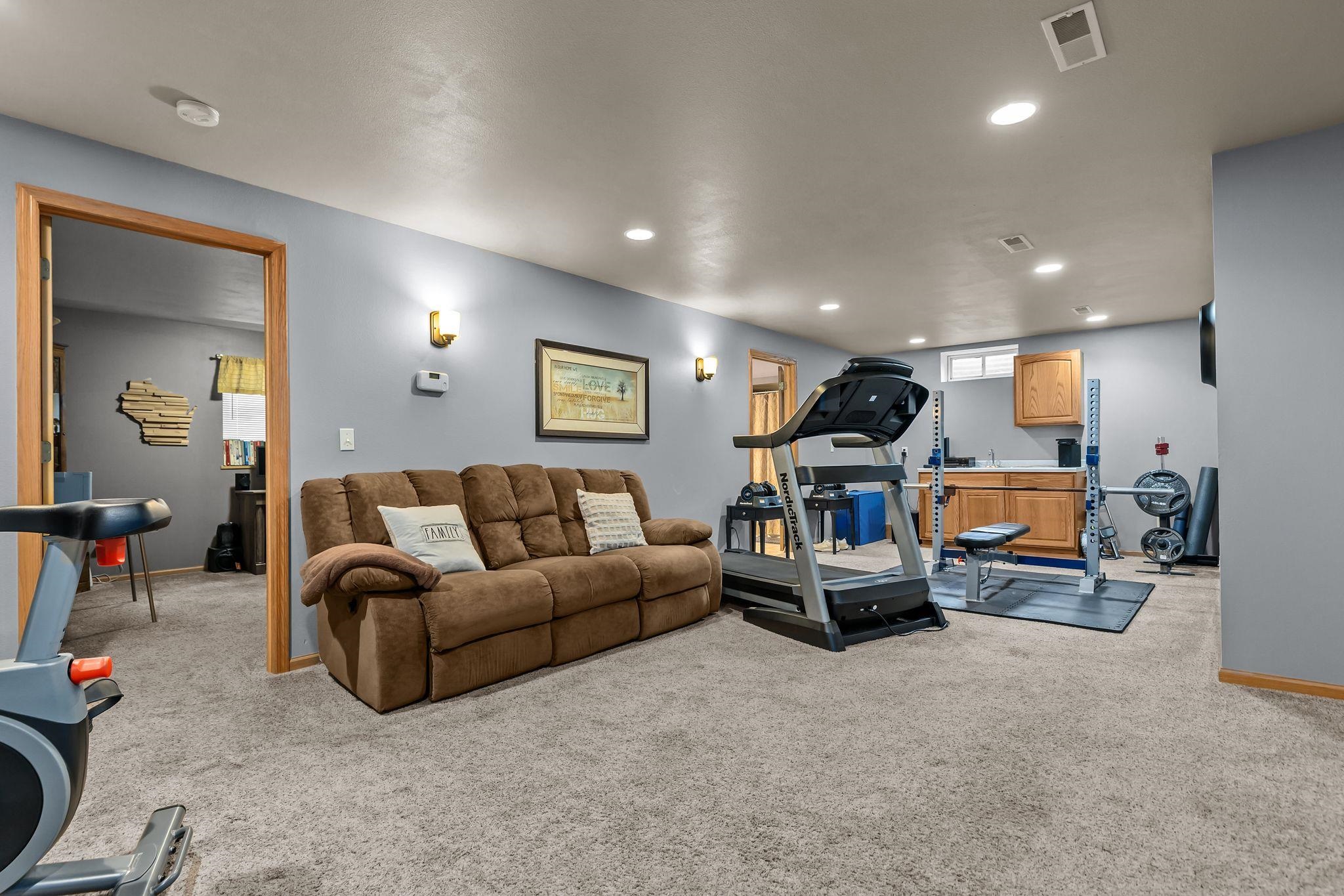 3023 E GREENLEAF Drive