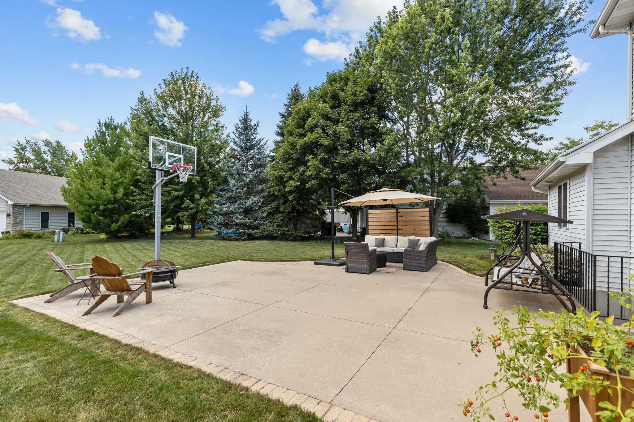 3023 E GREENLEAF Drive