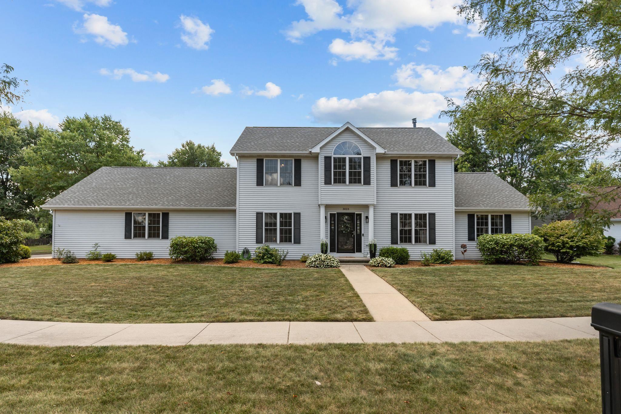 3023 E GREENLEAF Drive