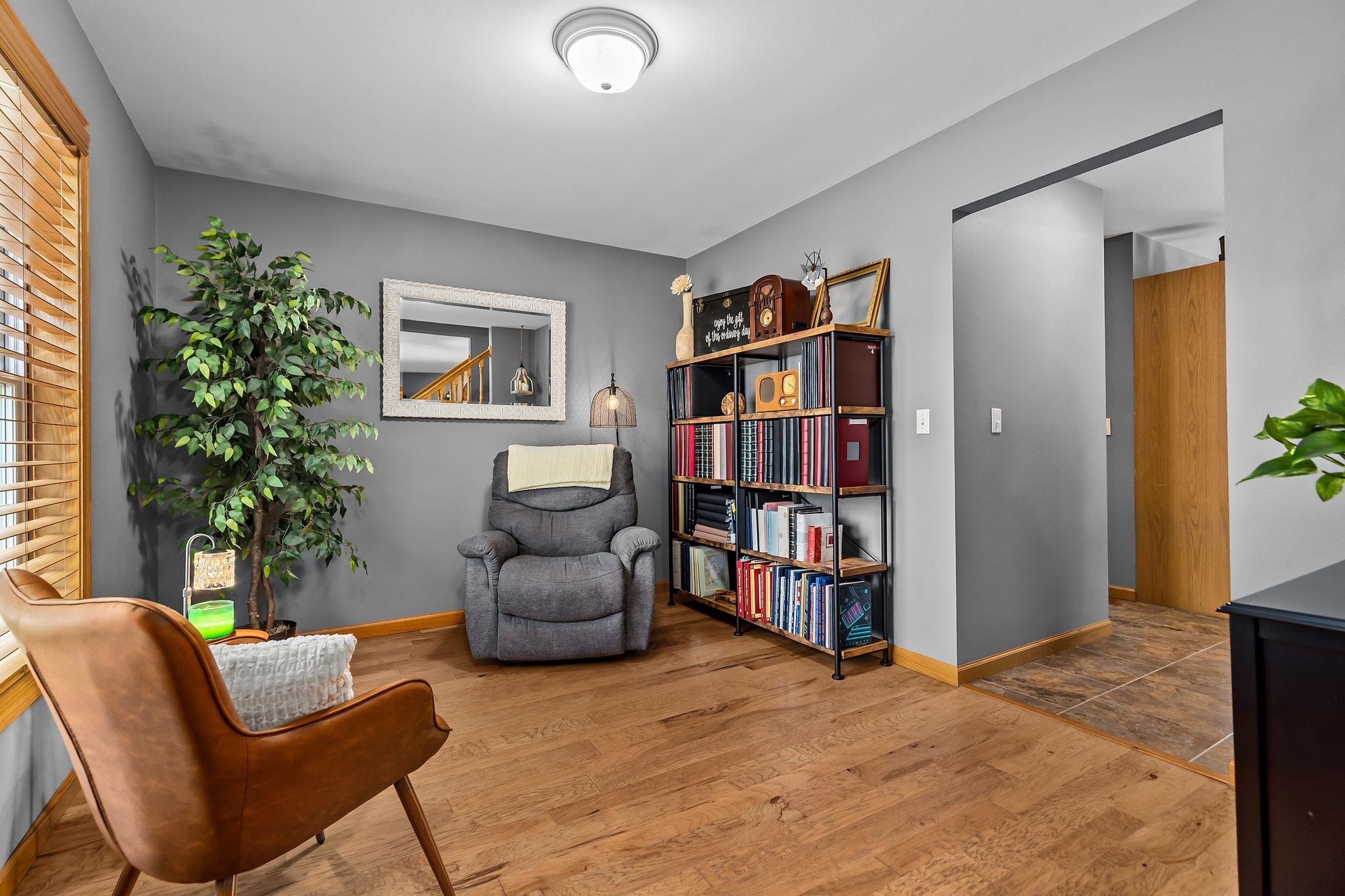 3023 E GREENLEAF Drive