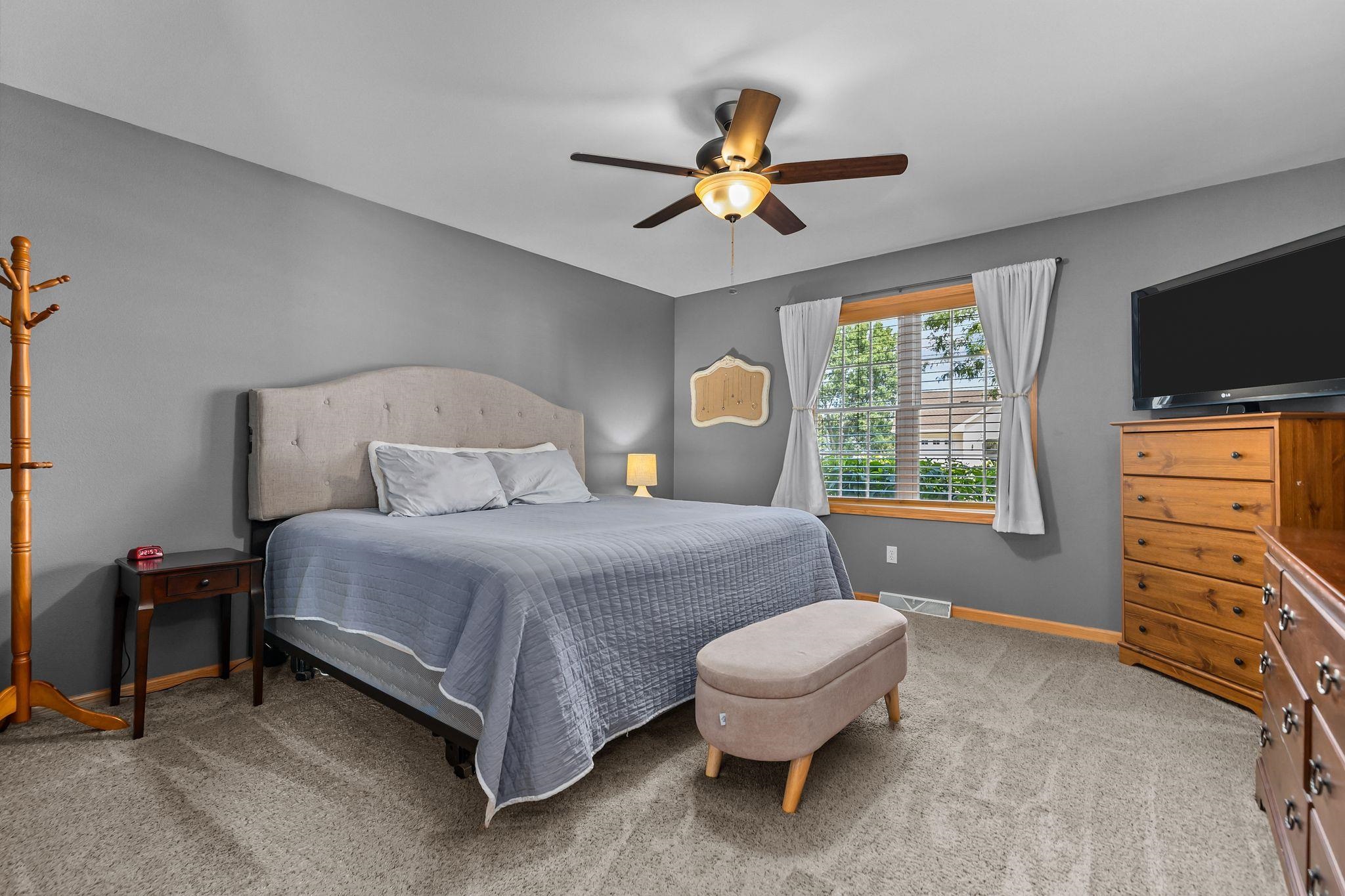 3023 E GREENLEAF Drive