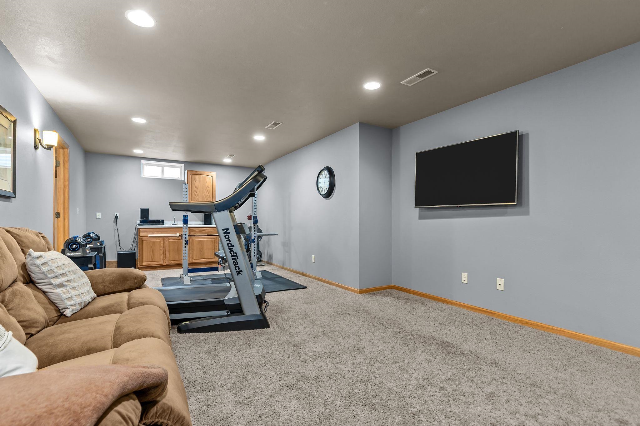 3023 E GREENLEAF Drive
