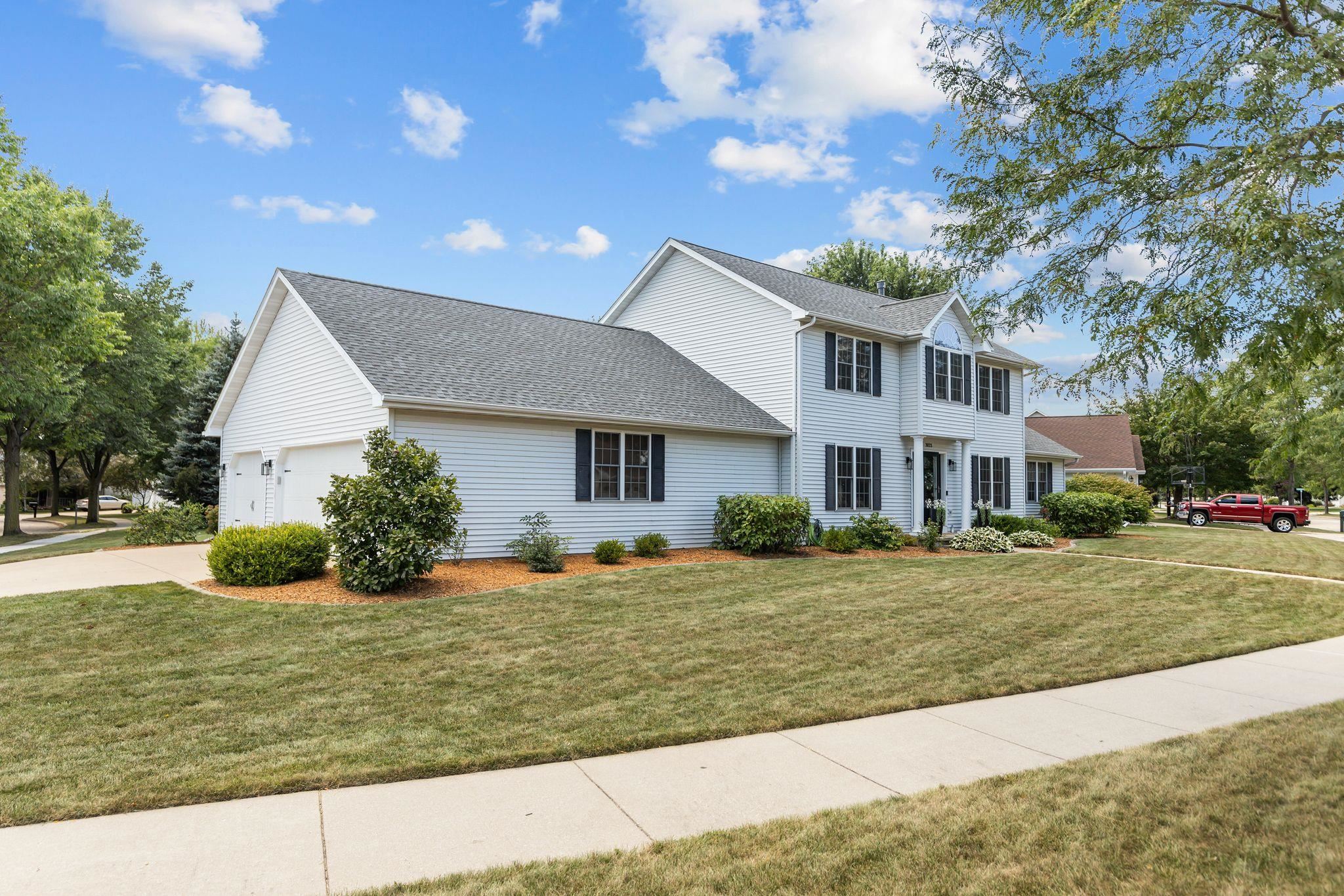 3023 E GREENLEAF Drive