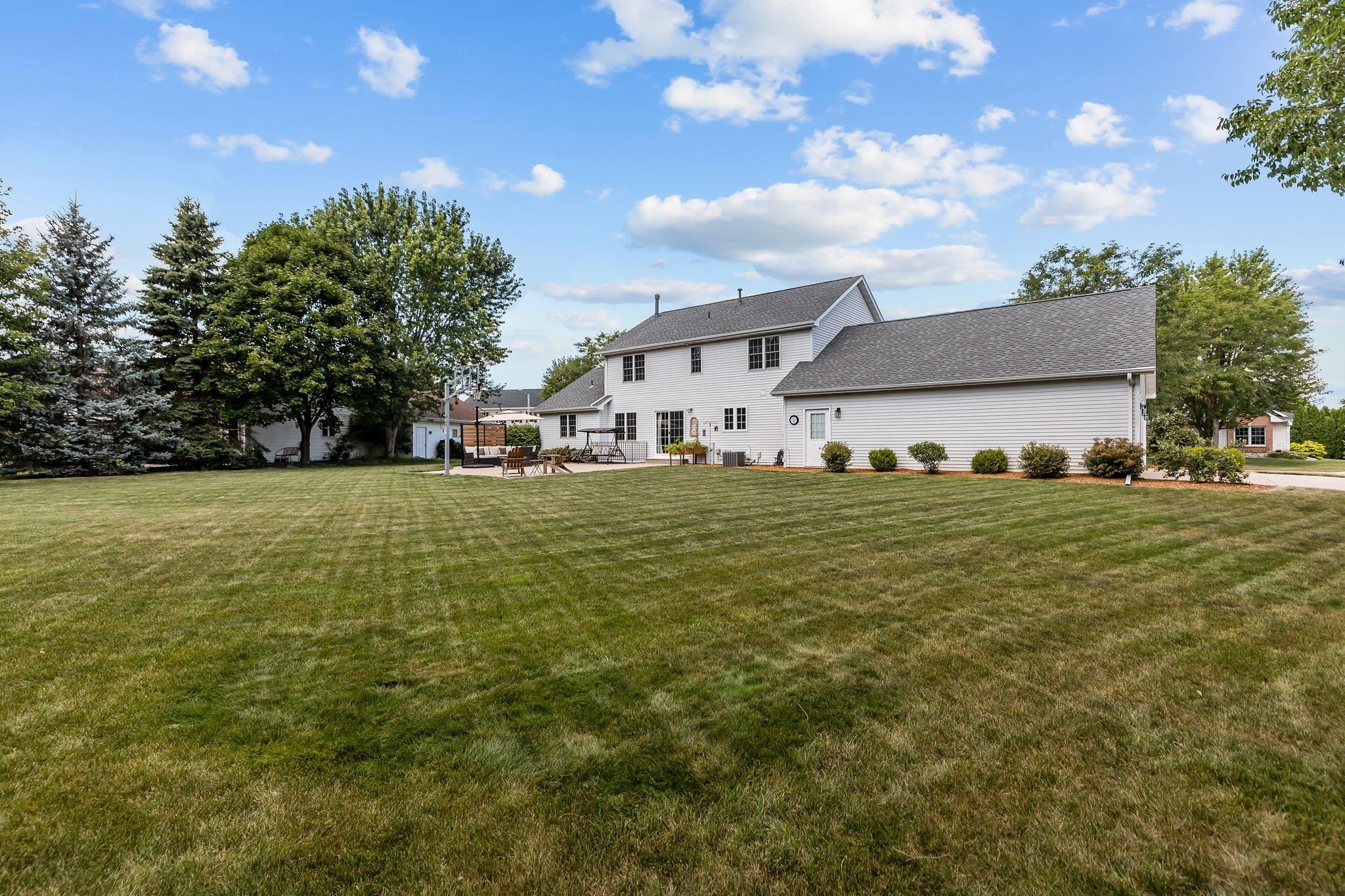 3023 E GREENLEAF Drive