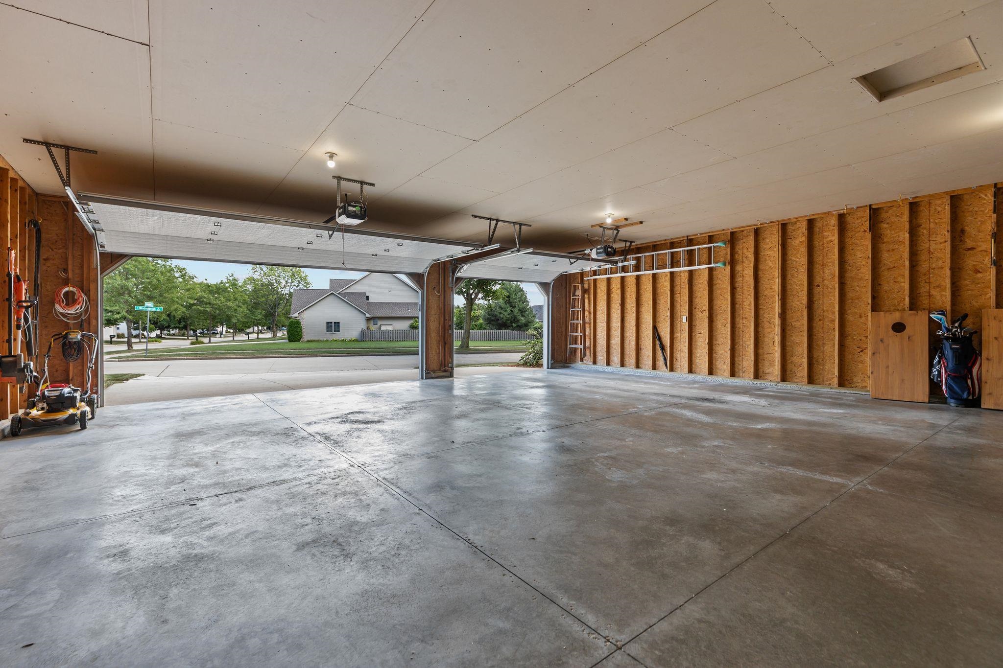3023 E GREENLEAF Drive