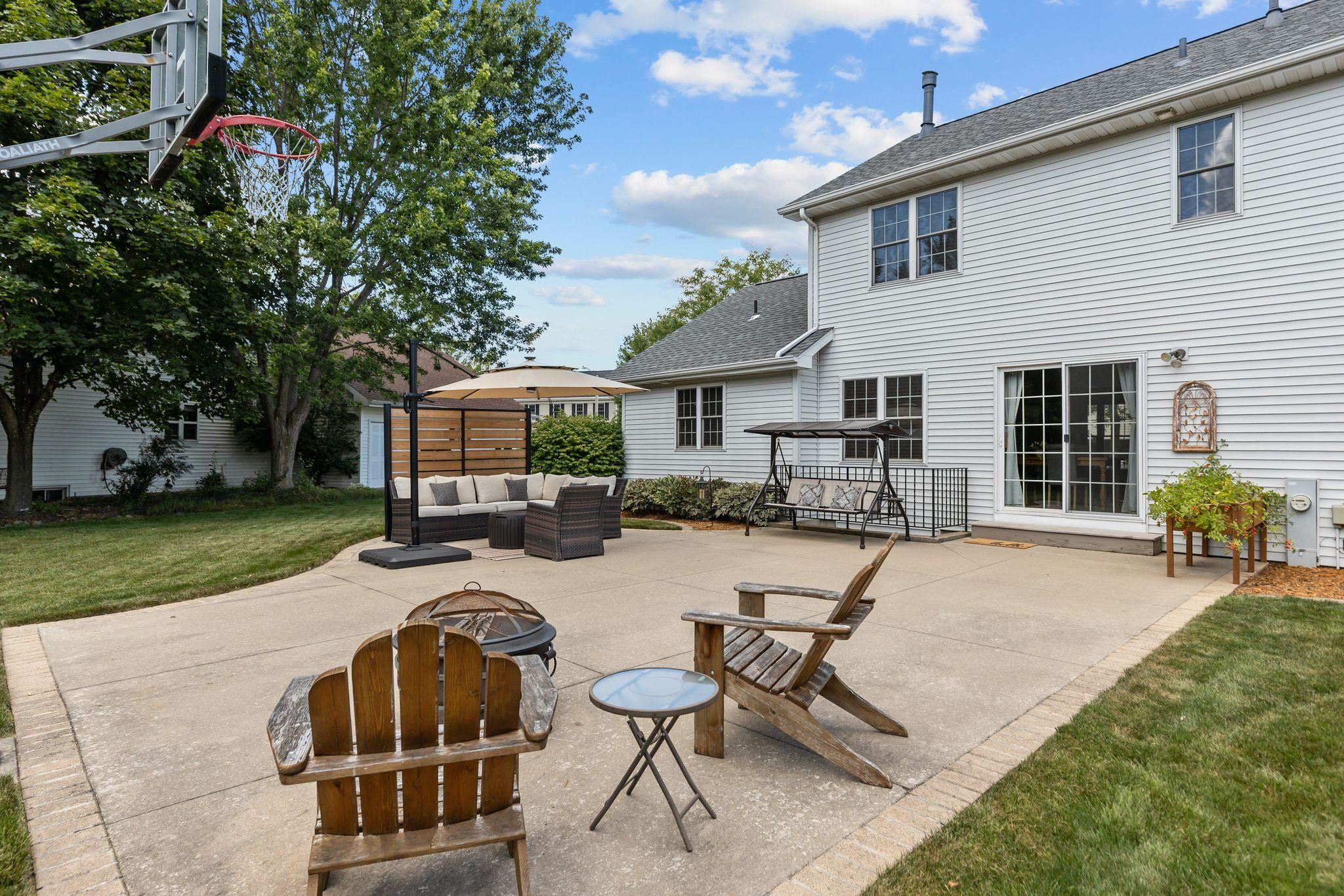 3023 E GREENLEAF Drive