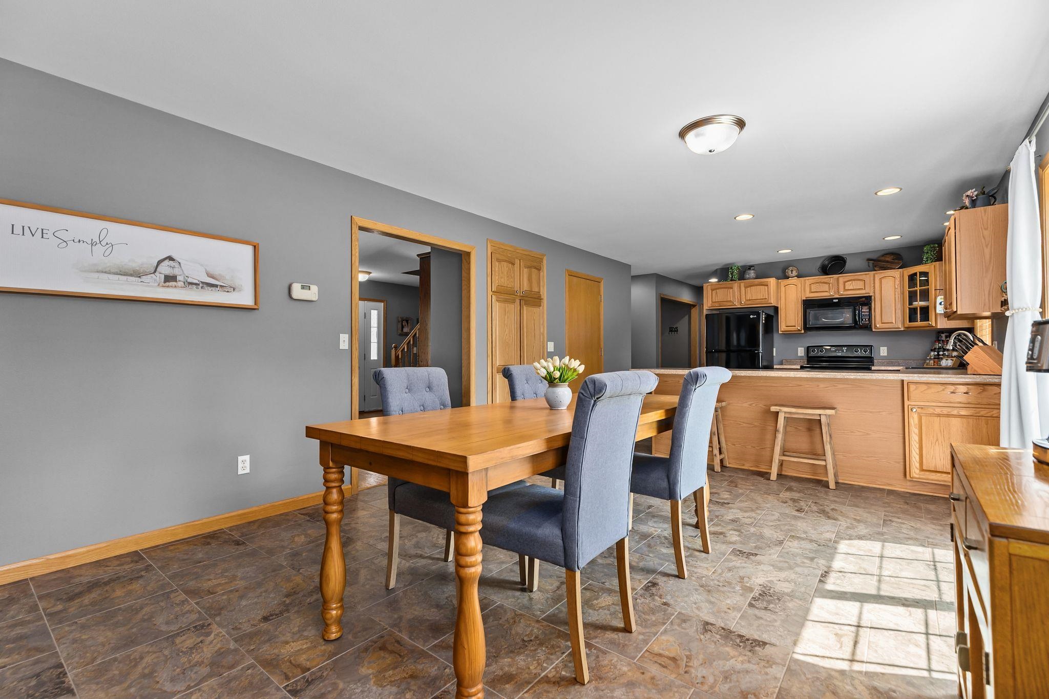 3023 E GREENLEAF Drive