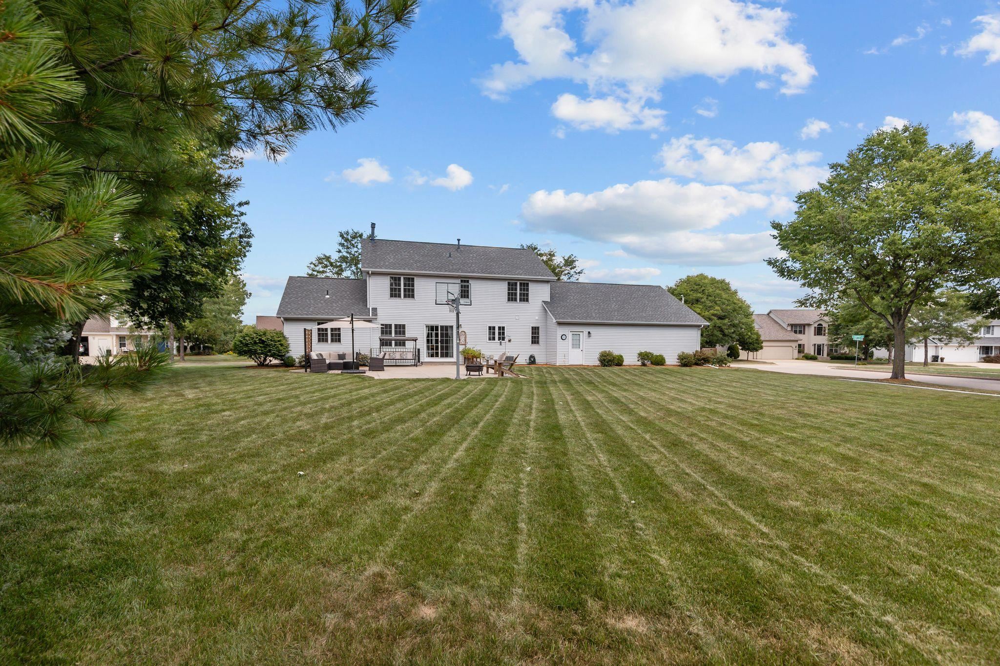 3023 E GREENLEAF Drive