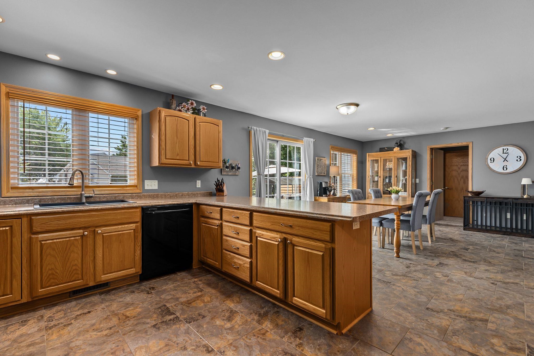 3023 E GREENLEAF Drive
