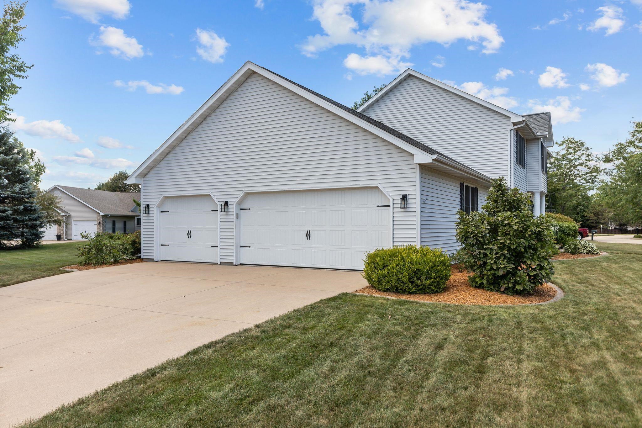 3023 E GREENLEAF Drive