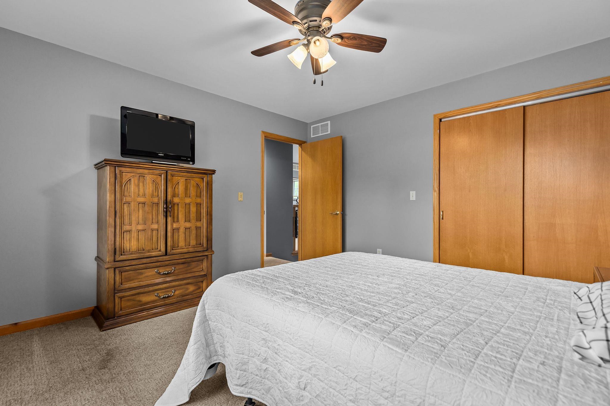 3023 E GREENLEAF Drive