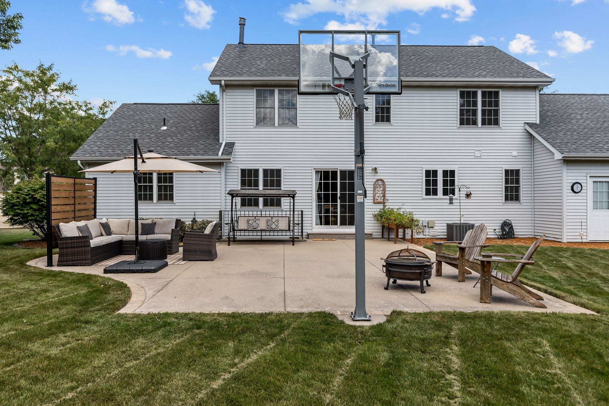3023 E GREENLEAF Drive