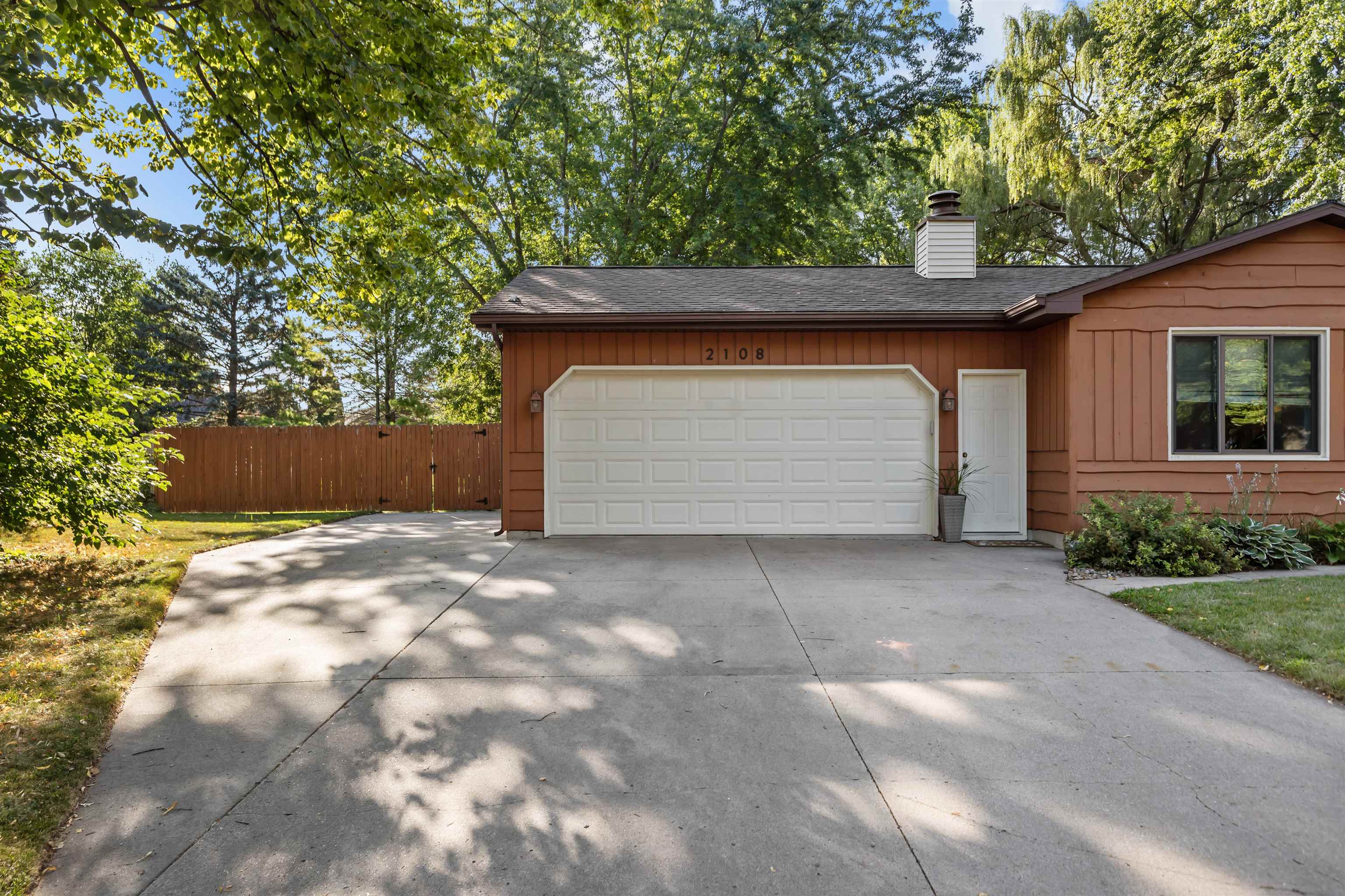 2108 S HORIZON Drive