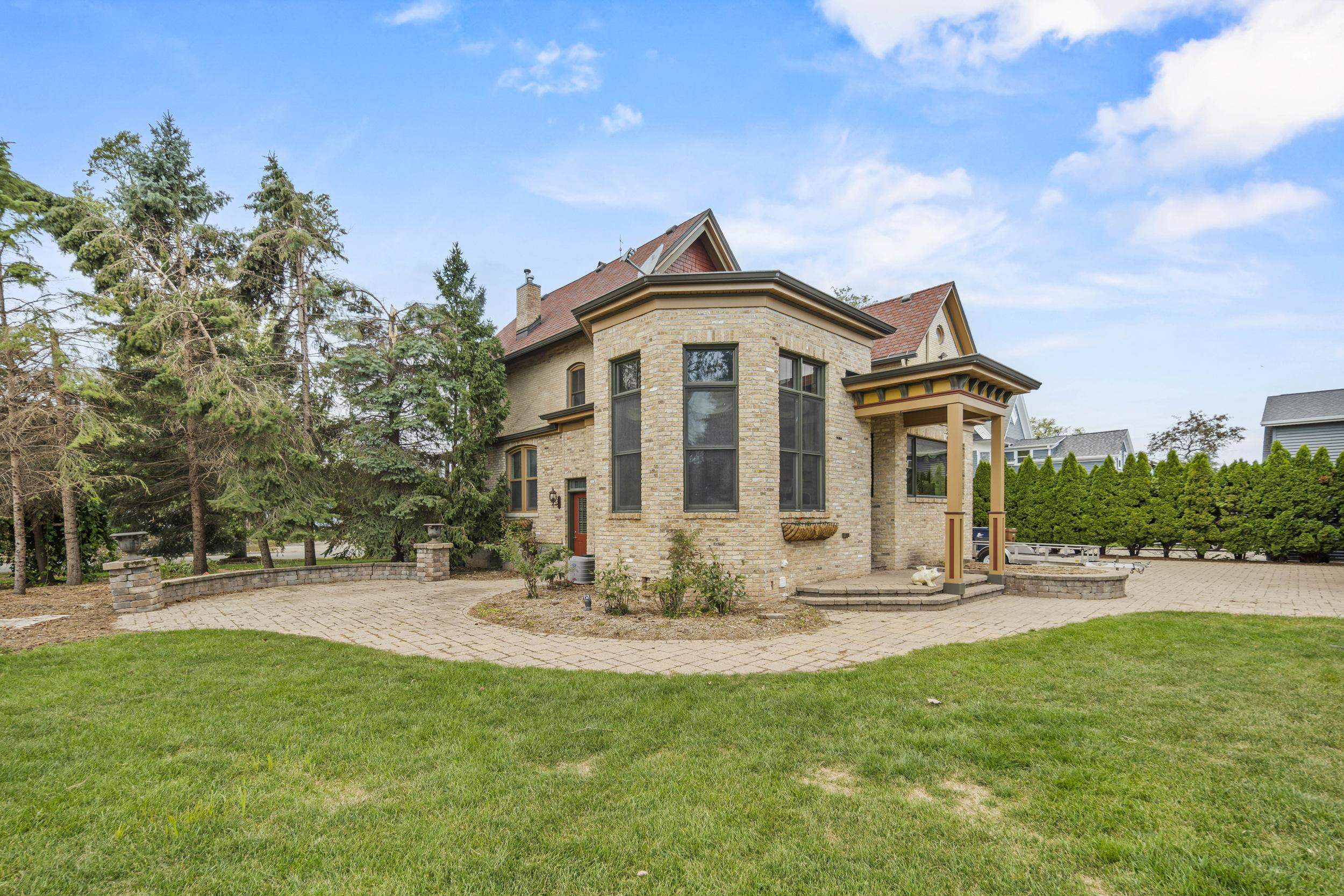348 NAYMUT Street