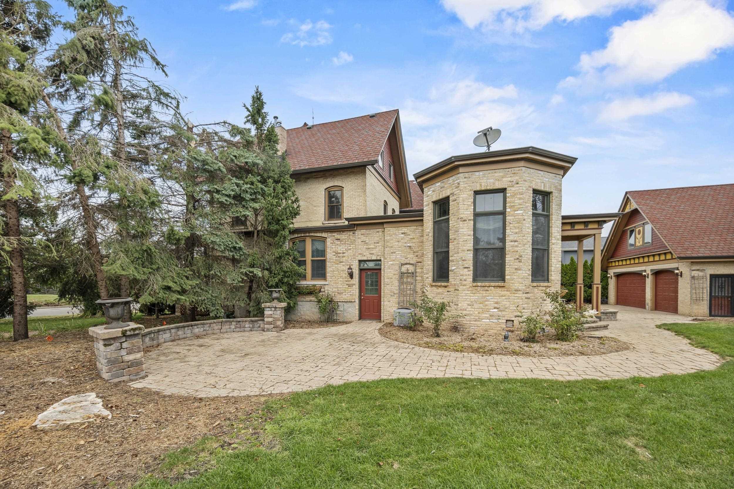 348 NAYMUT Street