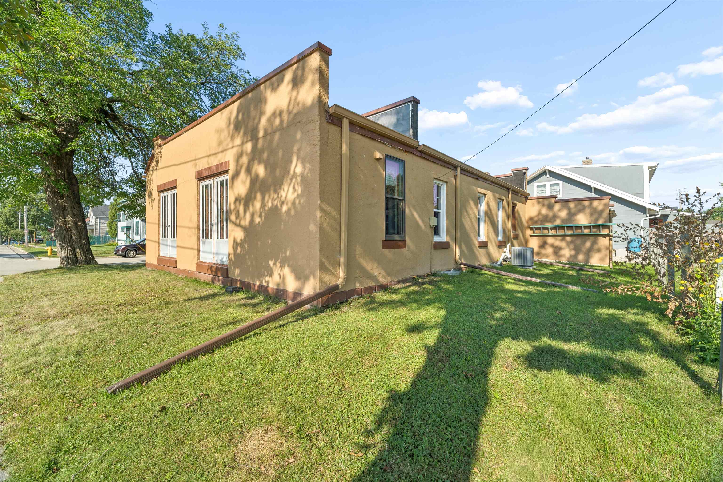 303 W FOREST Avenue