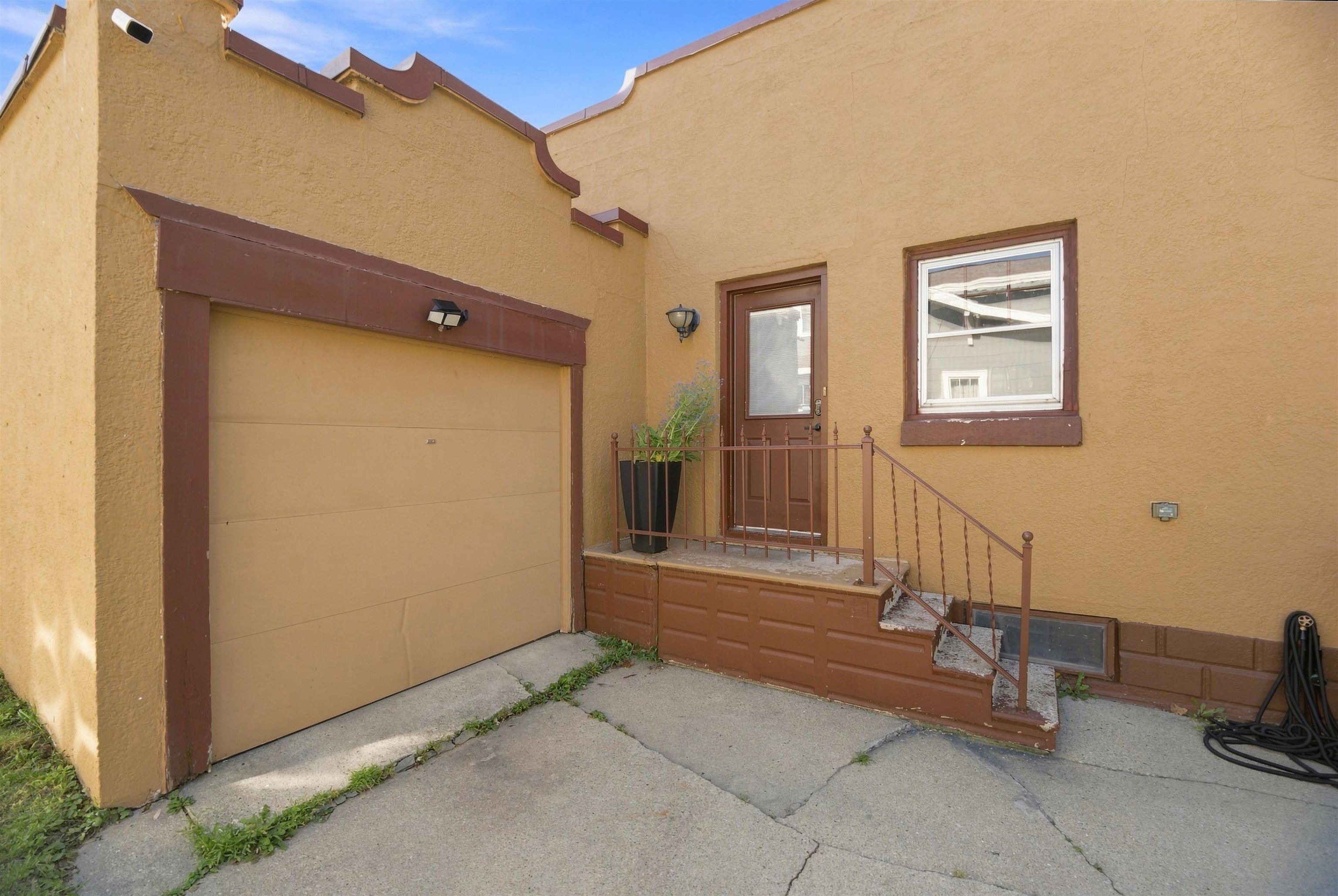 303 W FOREST Avenue