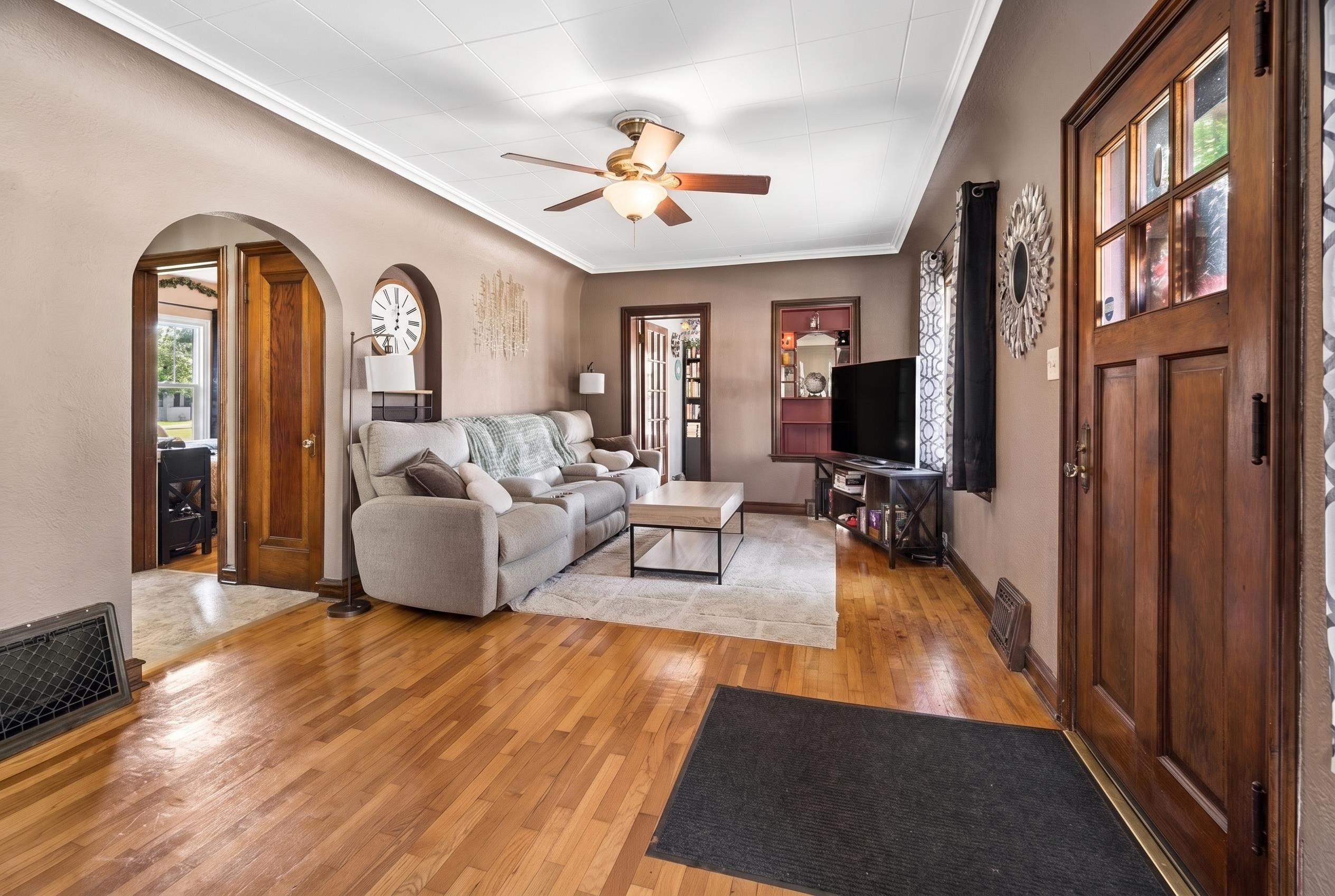303 W FOREST Avenue