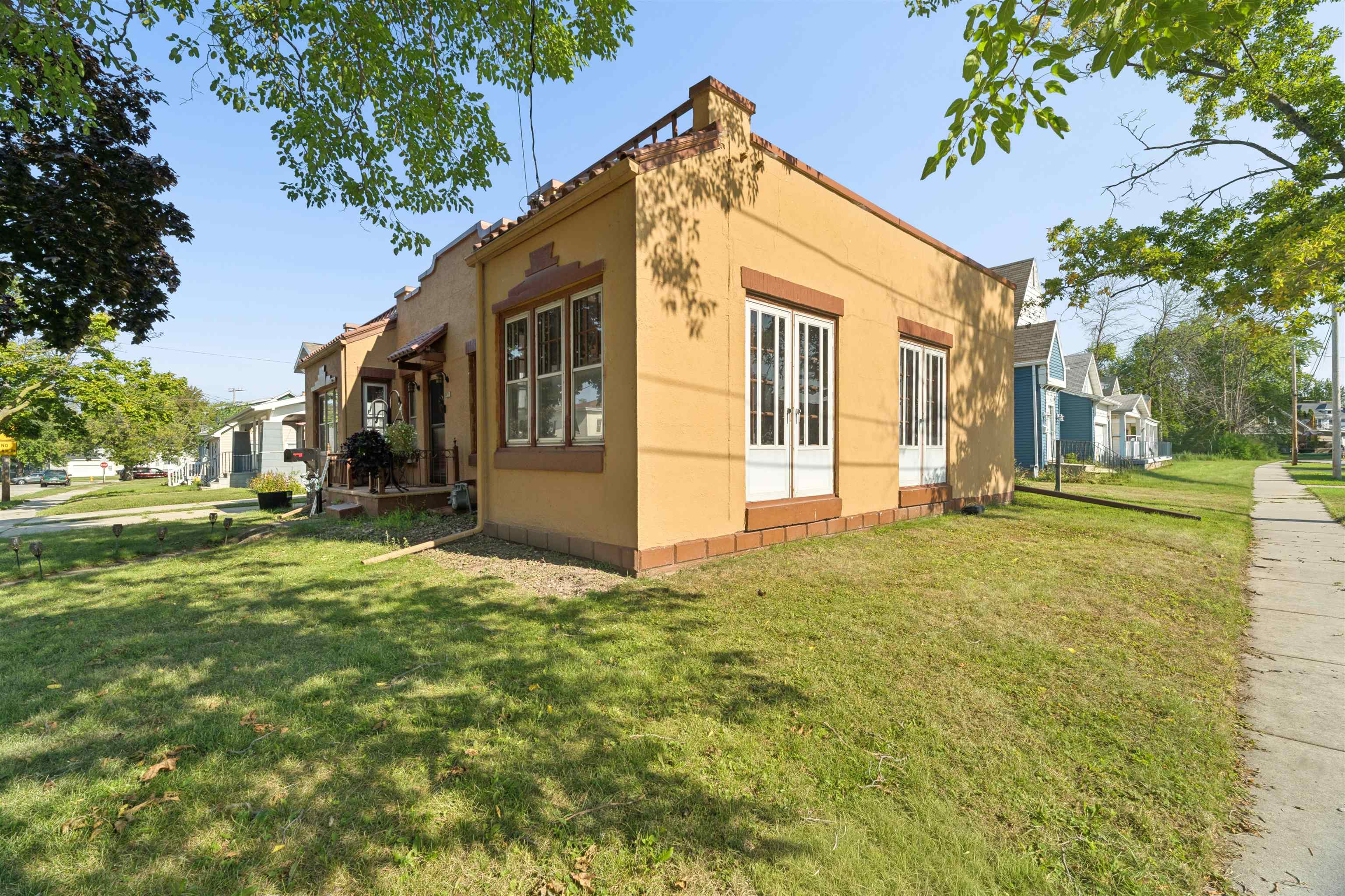 303 W FOREST Avenue