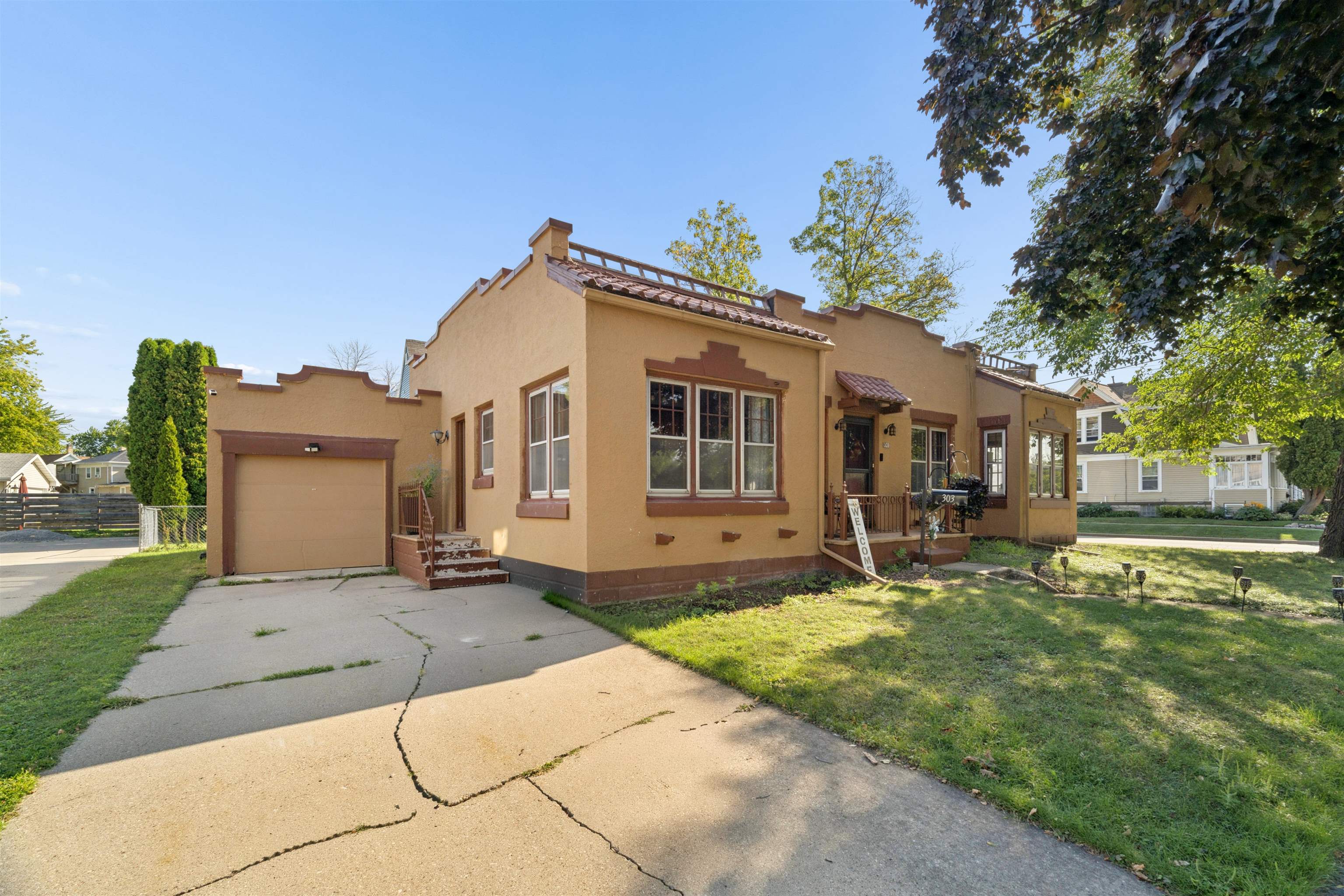 303 W FOREST Avenue