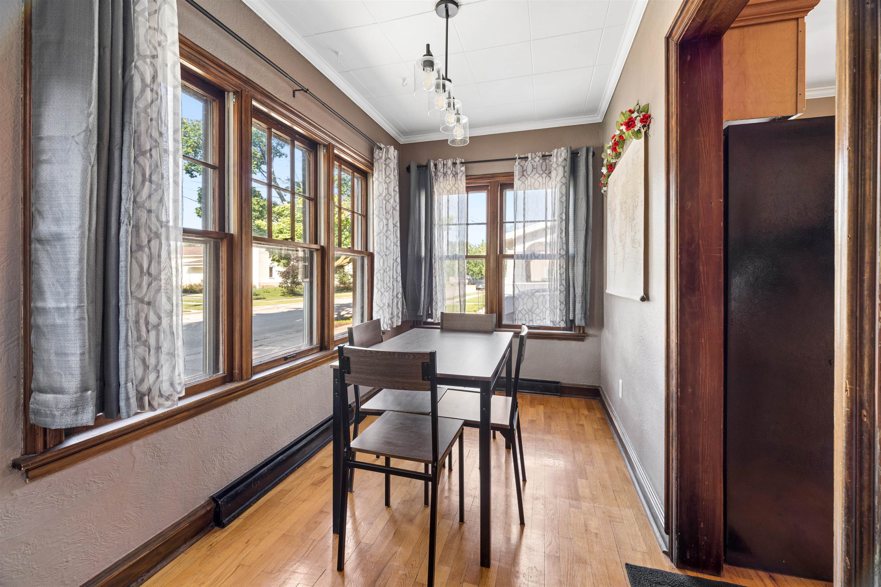 303 W FOREST Avenue