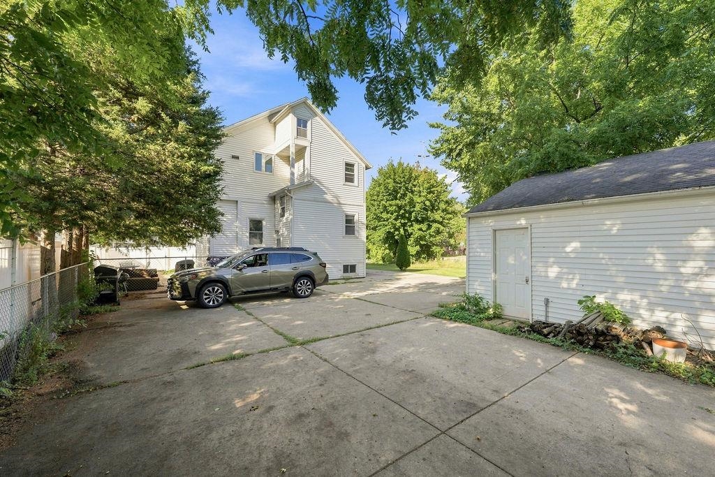 413 E IRVING Avenue