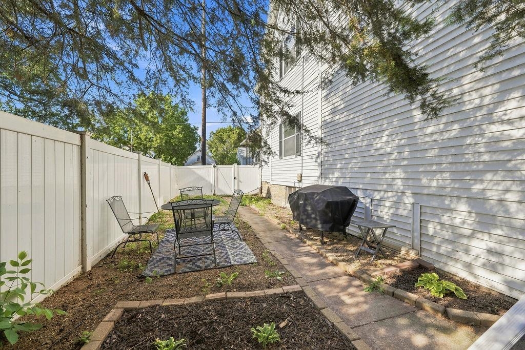 413 E IRVING Avenue