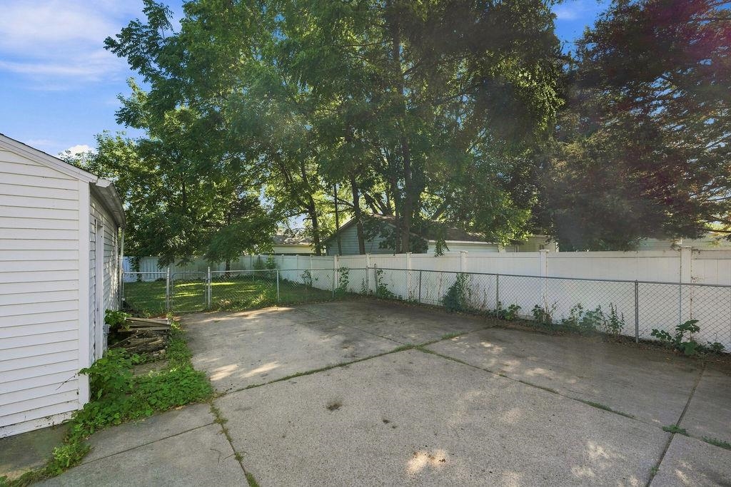 413 E IRVING Avenue