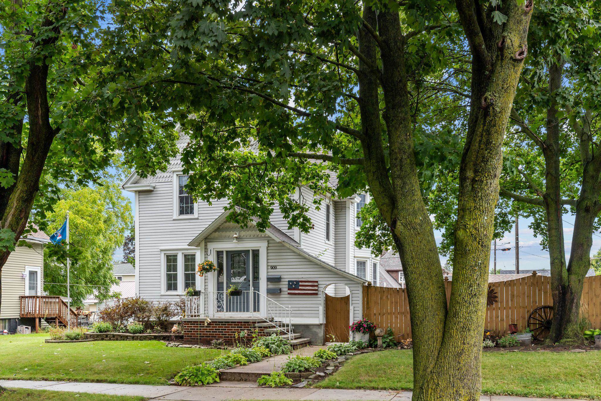 909 N 14TH Street