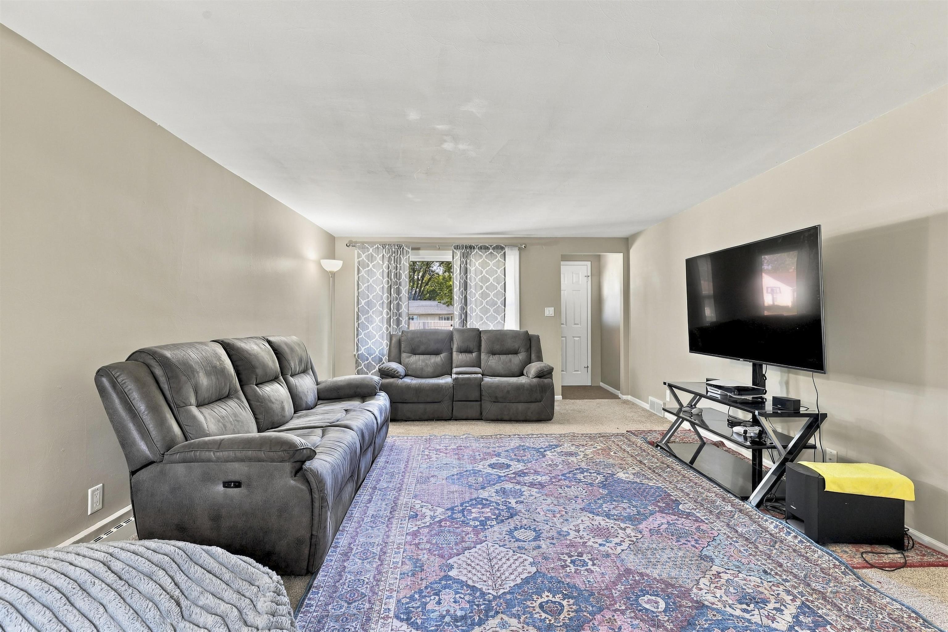 1193 BOND Street
