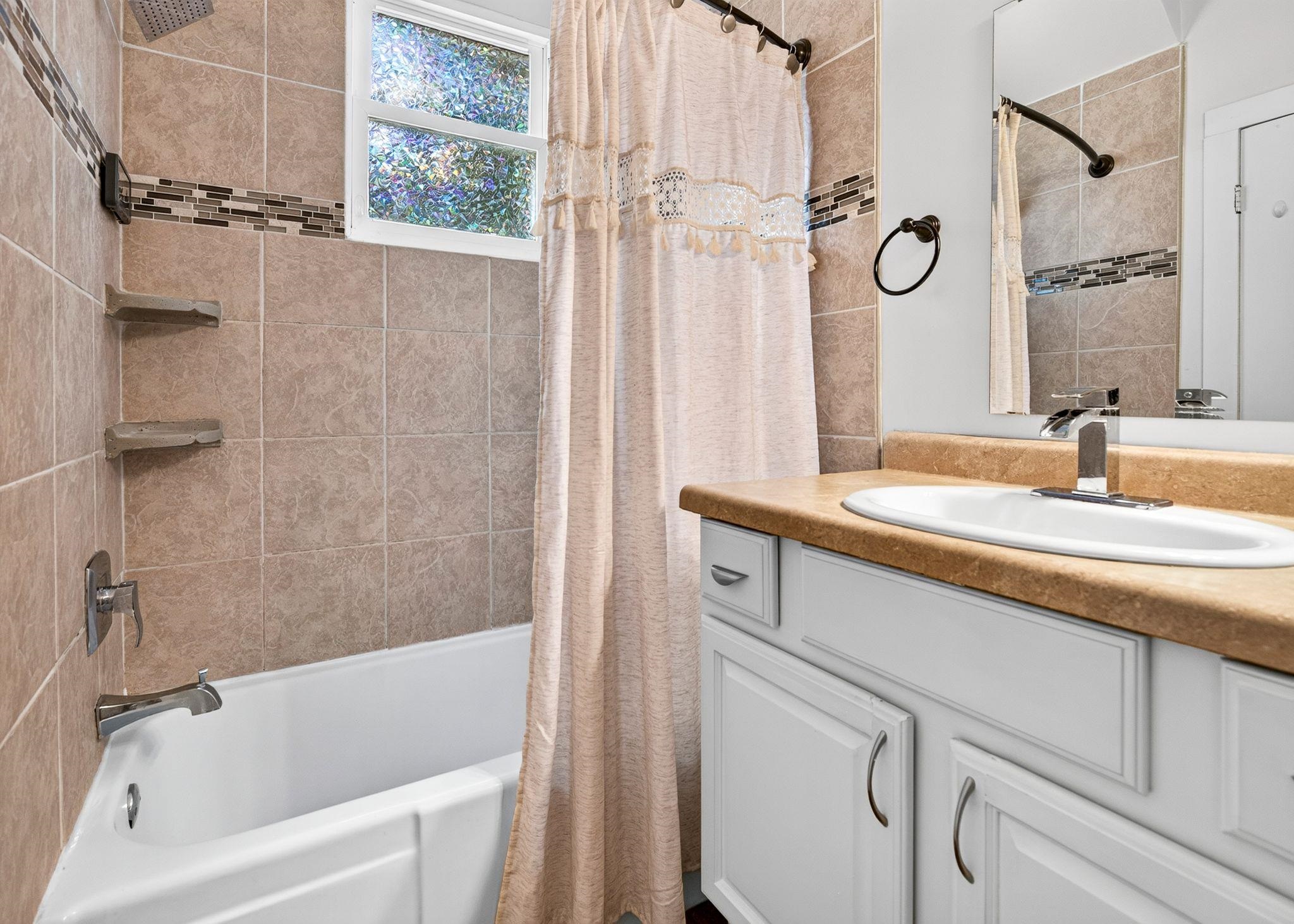 210 W 16TH Avenue
