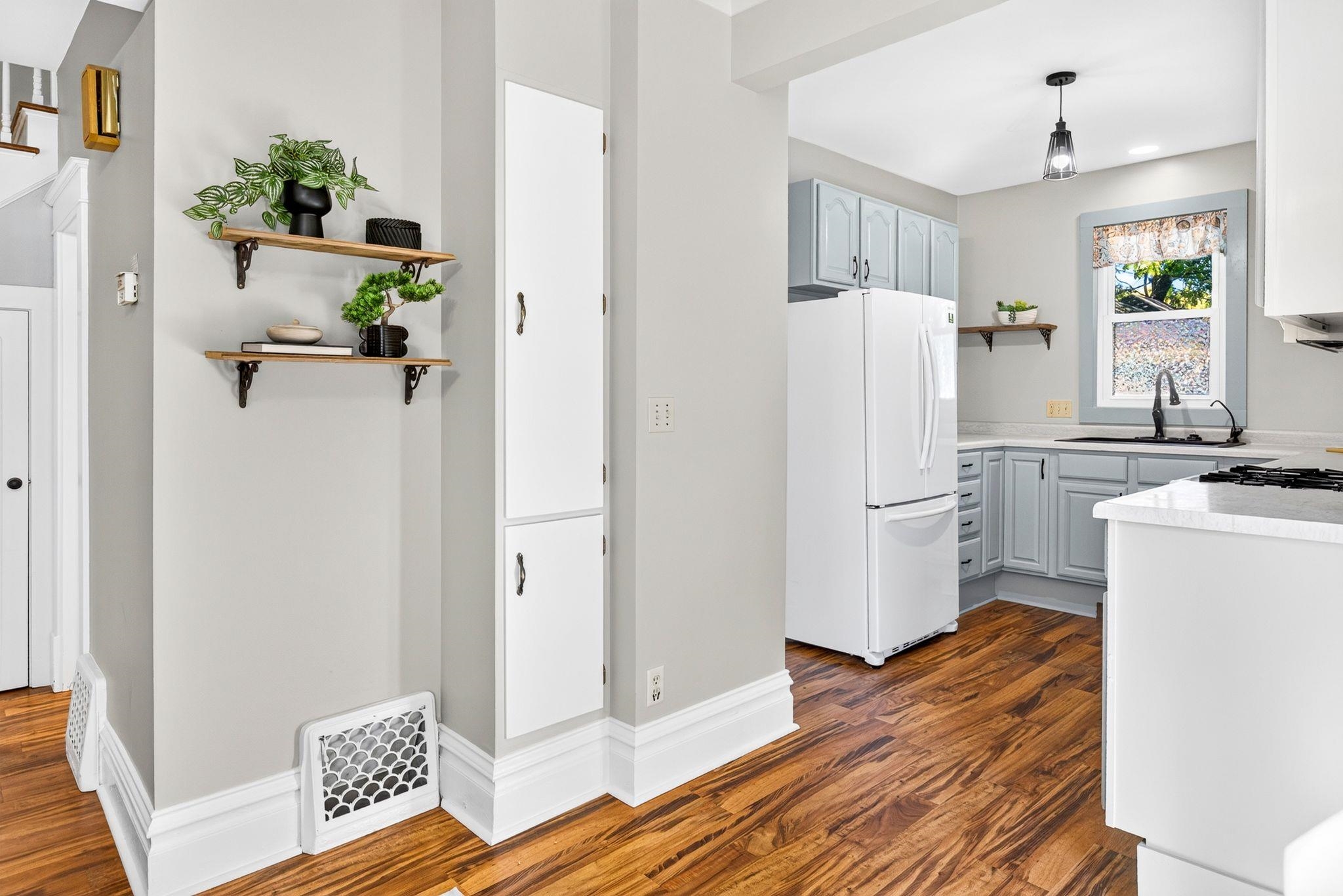 210 W 16TH Avenue
