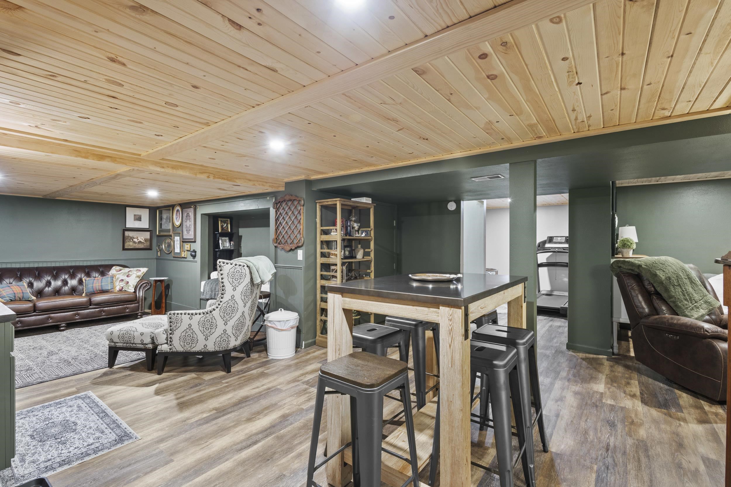 1025 E WOODCREST Drive