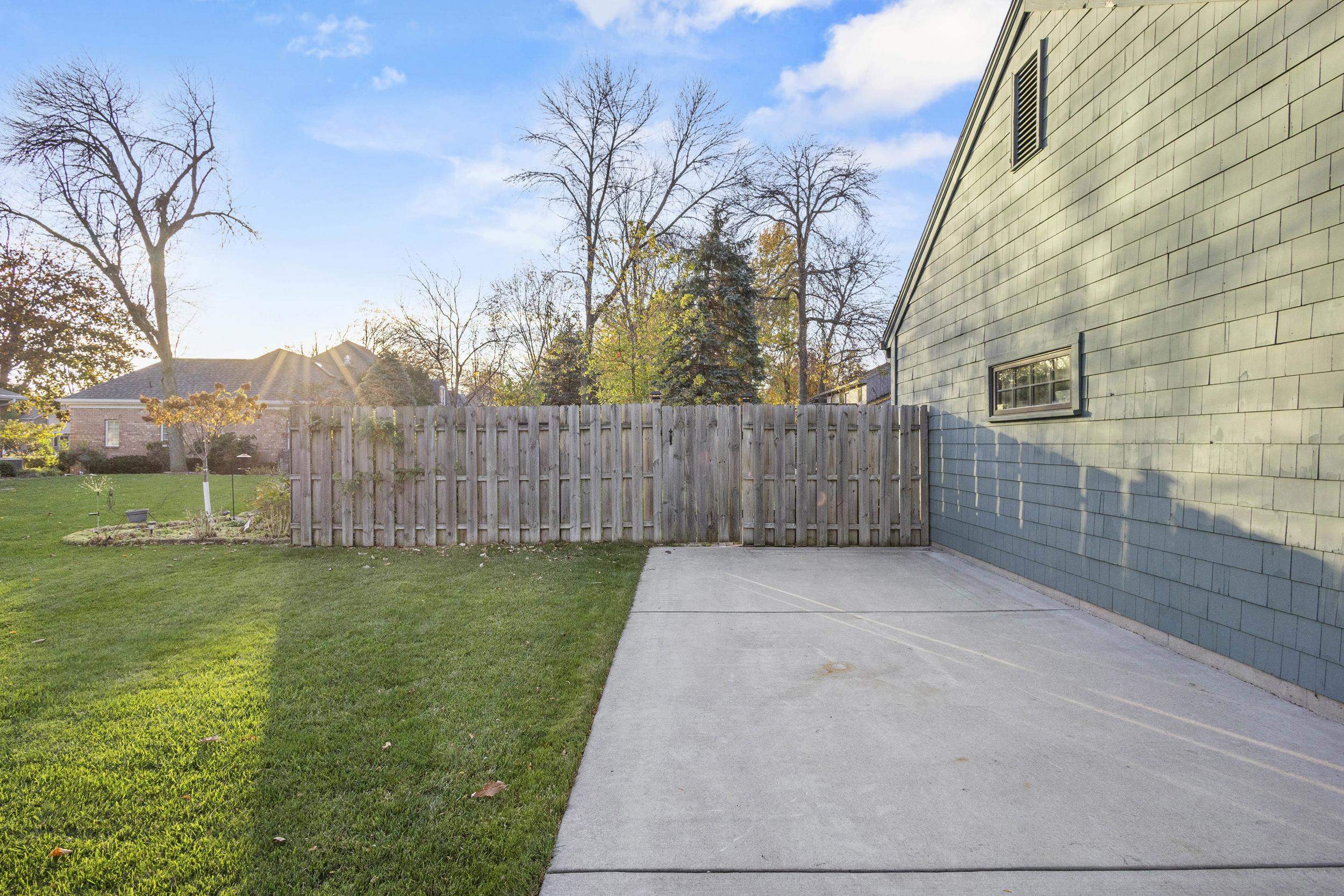 1025 E WOODCREST Drive