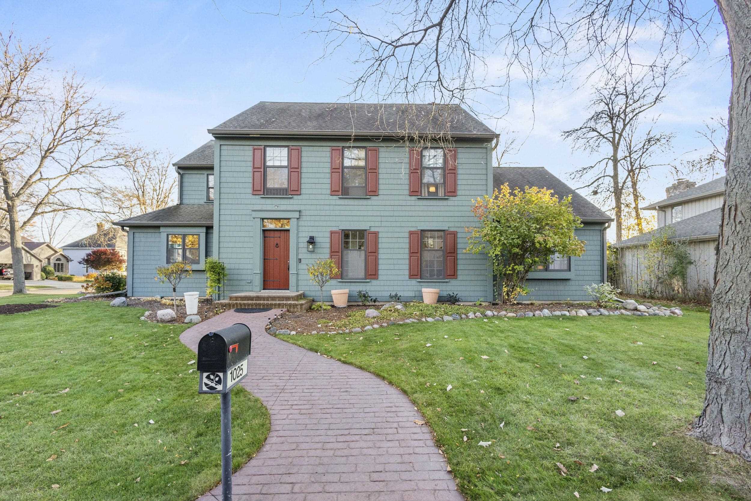 1025 E WOODCREST Drive