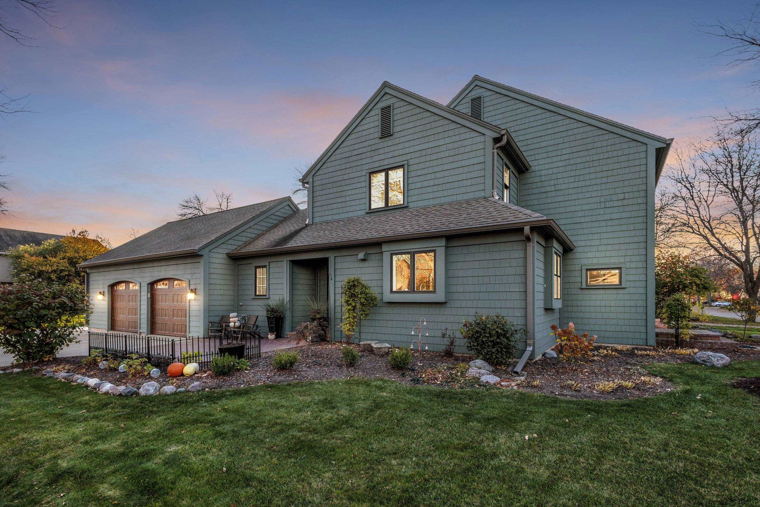 1025 E WOODCREST Drive
