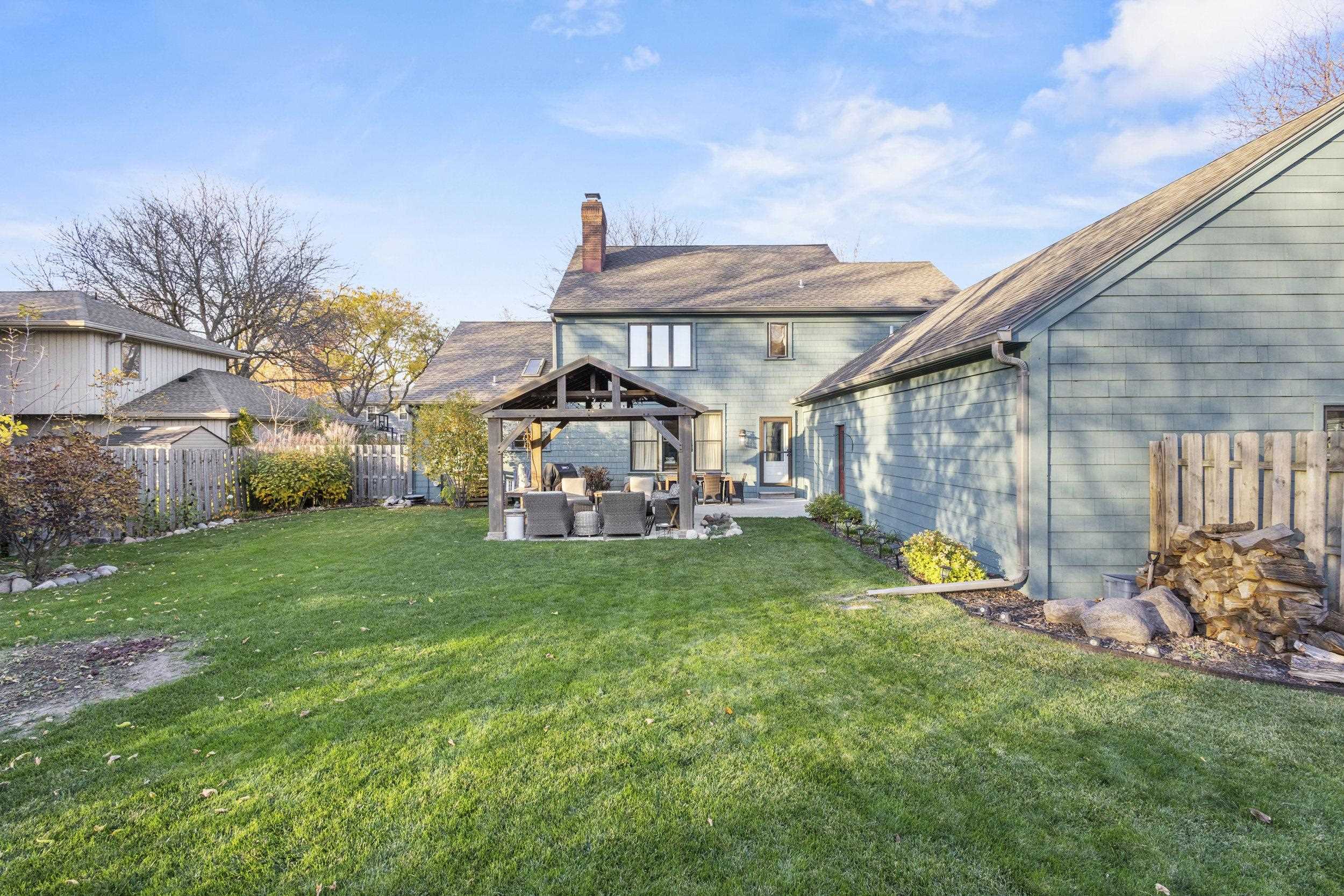 1025 E WOODCREST Drive