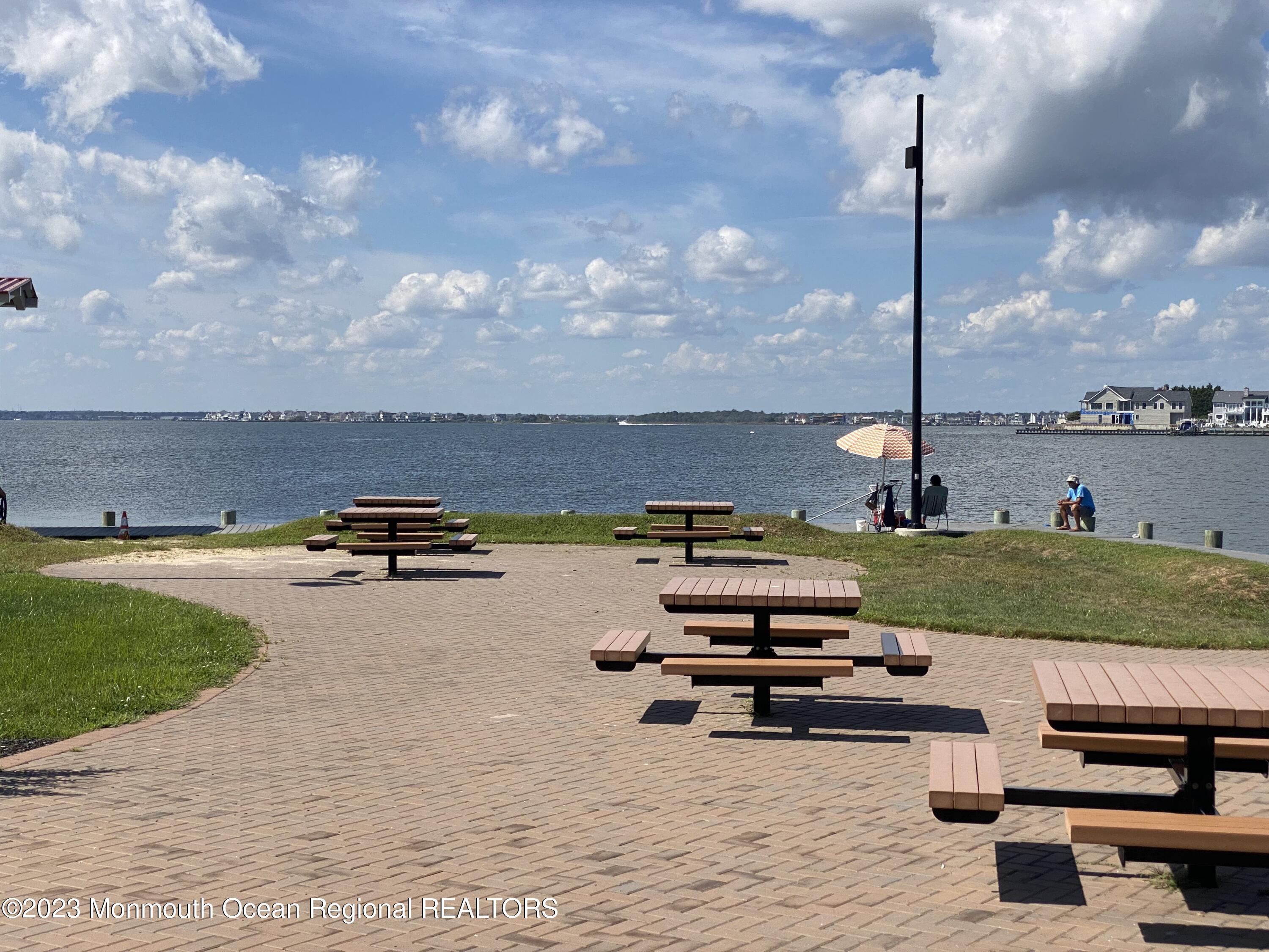 438 N Highway 35, 5309