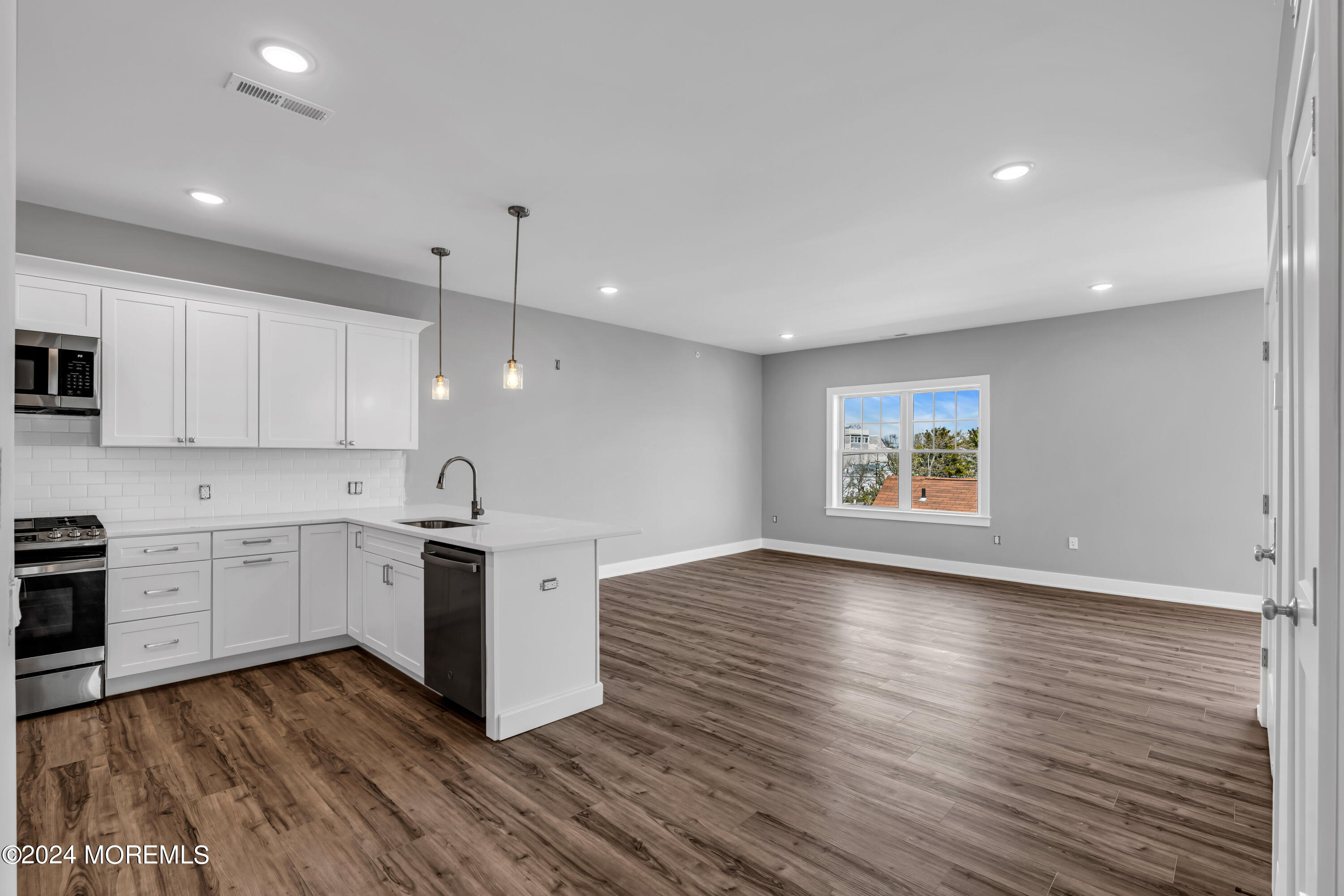 33 Union Avenue, 208