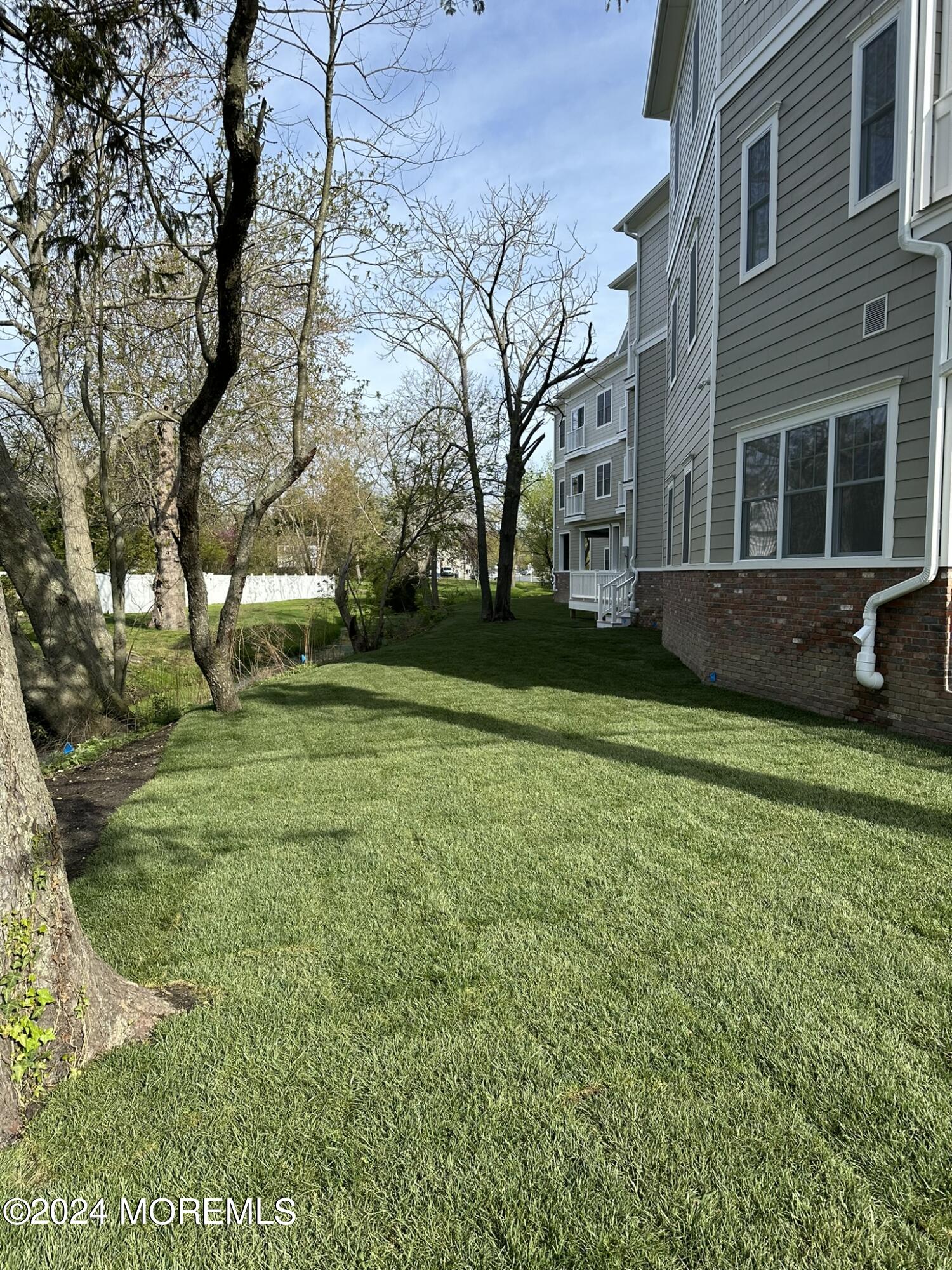 33 Union Avenue, 208